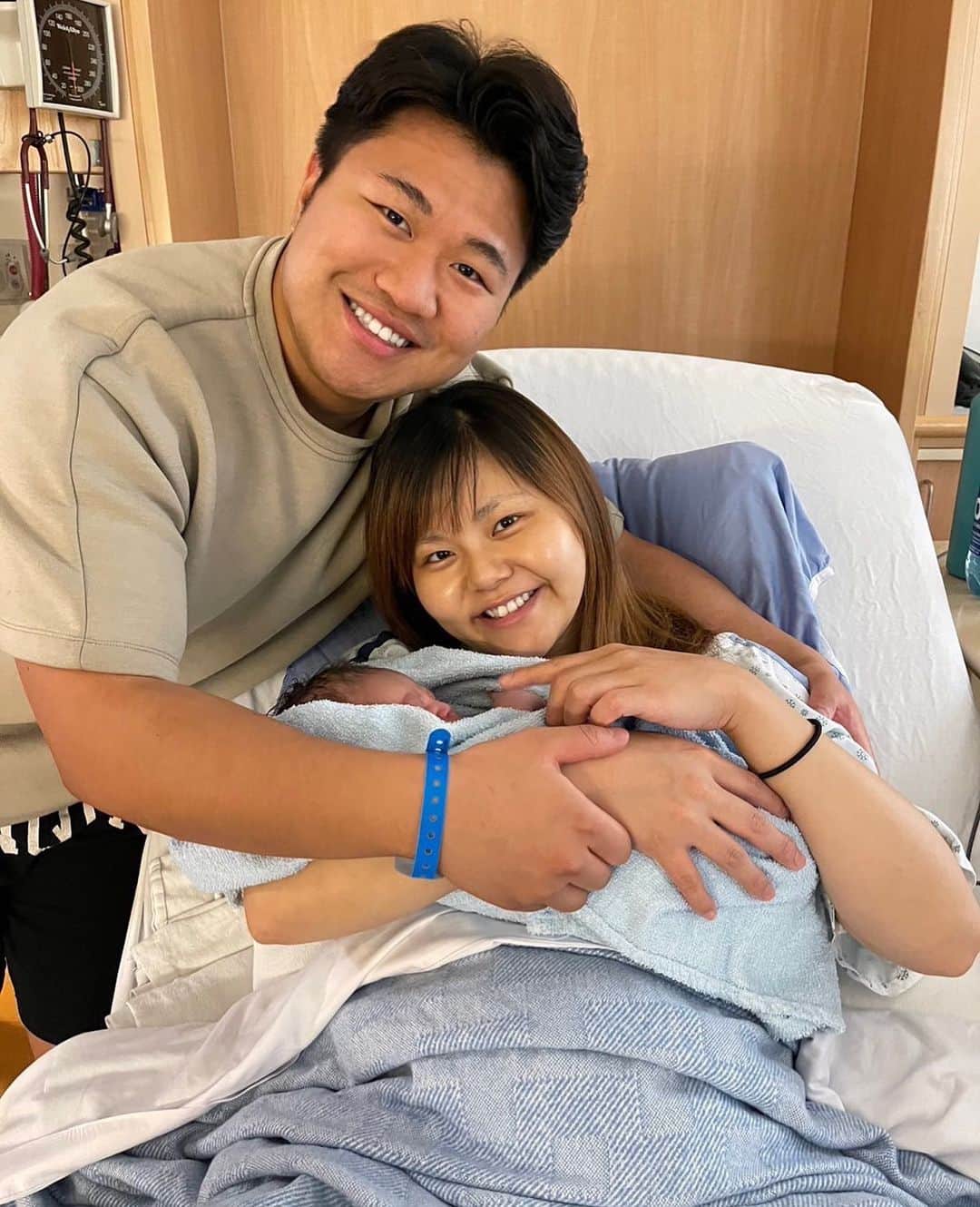 門倉凛のインスタグラム：「ご報告  いつも応援してくださりありがとうございます。  昨日、カナダ時間8月9日に 無事に元気な女の子が誕生致しました。 お陰様で母子共に元気です。  海外での出産に正直不安はありましたが、日々SNSなどを通じ応援して下さる皆さんのコメントがとても嬉しく大きな力になっていました。 心より感謝致します。  今後はこの小さな命を一生懸命守りながら 大切に育てていきたいと思っております。  本当にありがとうございます。  今後とも家族共々、宜しくお願い致します。  健之介　 凛」