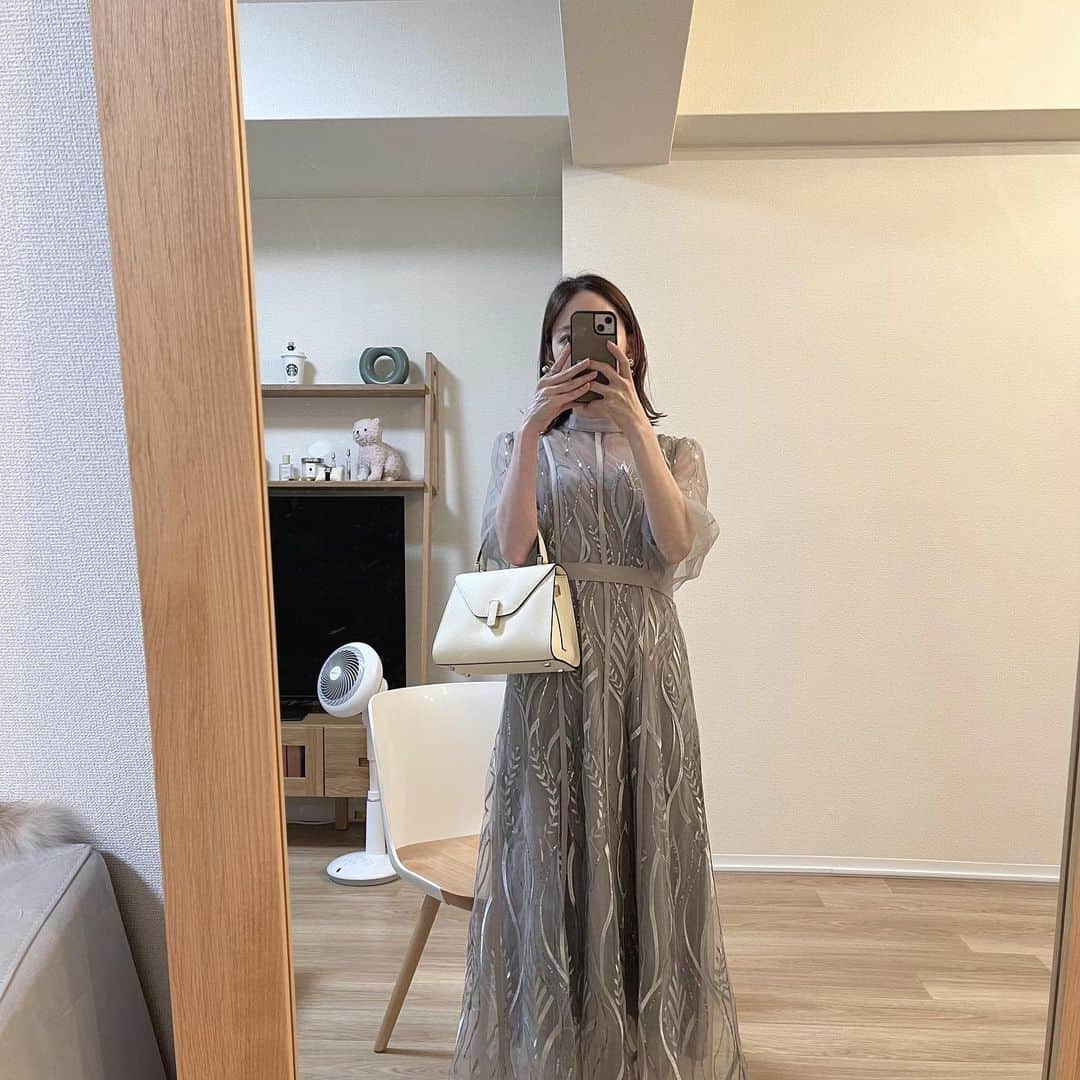 のインスタグラム：「new✨ ㅤㅤㅤㅤㅤㅤㅤㅤㅤㅤㅤㅤㅤ 他にはないデザインと 落ち着いたグレーの色味で一目惚れ🩶 @leja__official  スパンコールと刺繍だけでも揺れ動くたびに きらっと光って見えてきれいなのー！✨ 結婚式や二次会、パーティーなどの 幅広いシーンに大活躍しそうなドレスなので 参考になれば嬉しいです☺️  #leja #結婚式ドレス #結婚式お呼ばれ #ドレスコード #二次会ドレス #結婚式コーデ #大人エレガント #ファッション通販 #ドレス」