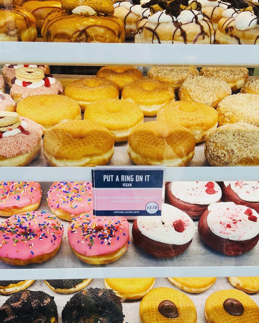 桜奈あいのインスタグラム：「. 🥪🍟🍳🍫🍩🧁🇬🇧🤍  #london」
