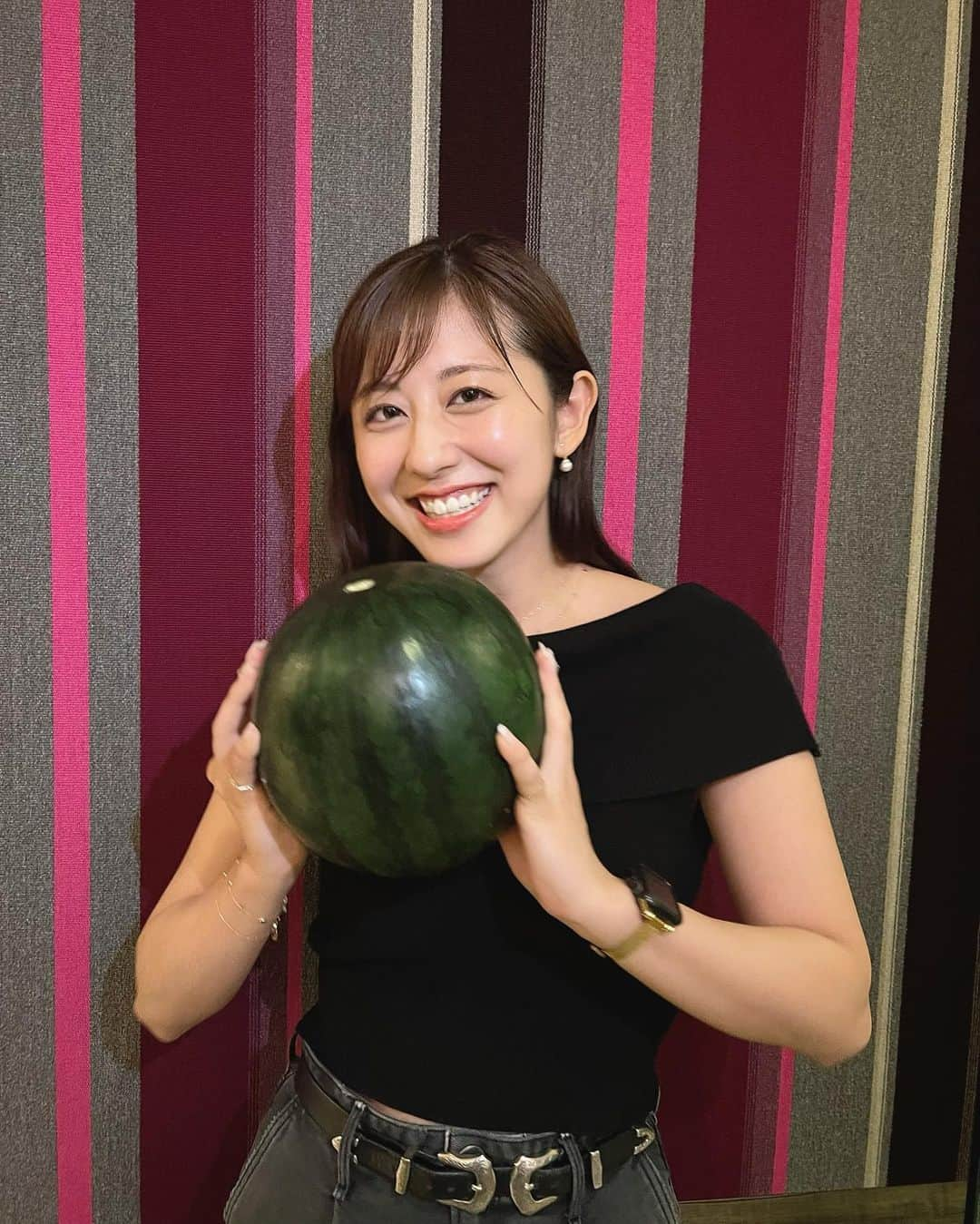 斎藤ちはるさんのインスタグラム写真 - (斎藤ちはるInstagram)「スイカ食べました〜🍉 . みんながライトを当ててくれるのがなんだか面白くて笑っちゃいました😳 . . #夏 #感じた #スイカ #メロン #しばらく #アレルギー だと思って #食べてなかった んだけど #アレルギー検査 したら #違った #良かった〜 . . #斎藤ちはる#テレビ朝日アナウンサー#テレビ朝日#テレ朝#アナウンサー#すいか#西瓜#夏といえば#🍉#フルーツ#フルーツ好き」8月10日 20時09分 - chiharu_saito_ex