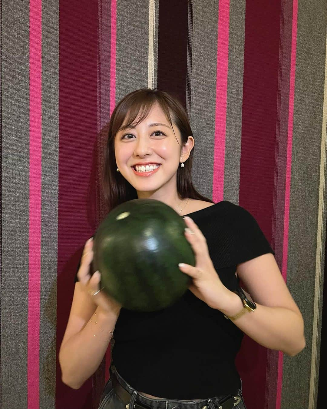 斎藤ちはるさんのインスタグラム写真 - (斎藤ちはるInstagram)「スイカ食べました〜🍉 . みんながライトを当ててくれるのがなんだか面白くて笑っちゃいました😳 . . #夏 #感じた #スイカ #メロン #しばらく #アレルギー だと思って #食べてなかった んだけど #アレルギー検査 したら #違った #良かった〜 . . #斎藤ちはる#テレビ朝日アナウンサー#テレビ朝日#テレ朝#アナウンサー#すいか#西瓜#夏といえば#🍉#フルーツ#フルーツ好き」8月10日 20時09分 - chiharu_saito_ex