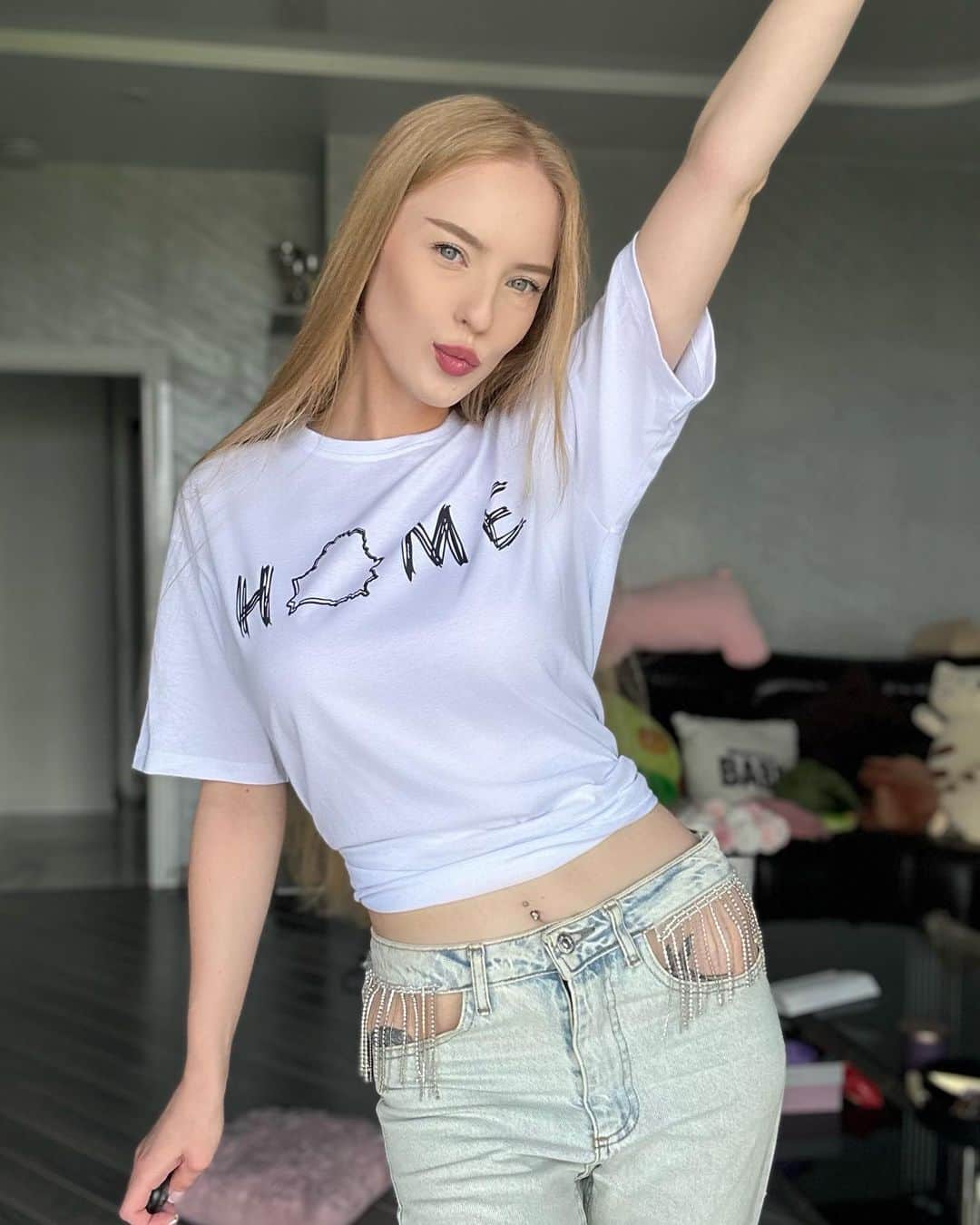 オクサナ・ネベセラヤのインスタグラム：「Немного про судьбоносные события..   Скажу честно- мне не за что гневить жизнь, я за руку иду с удачей. Конечно, происходили печальные моменты, можно даже сказать несправедливые, были и минуты отчаяния, когда я думала «за что мне это?», но я не давала слабину и выходила с гордо поднятой головой и улыбкой на лице. С течением времени все эти негативные моменты трансформировались в «подарки судьбы», в новые старты и новые возможности.  Сейчас будет продублировано то, что я уже писала ранее: главное- не терять себя, быть честным с собой, сохранять свои принципы, идеалы и делать то, за что не будет стыдно.. с этим я иду сквозь все события, с которыми сталкивает меня жизнь.   У меня завершился один важный и интересный этап и на данный момент я уже вошла в мир новых горизонтов и перспектив.   Пока все завуалированно, но спустя время я поделюсь радостной для себя новостью!」