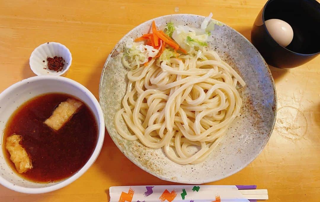 のインスタグラム：「山梨グルメ🍇 名古屋の帰りの寄り道💕  富士吉田市に行きました ꒰^ ̳> ·̫ < ̳^꒱ 吉田のうどん 玉喜亭✨ 名物吉田のうどん.•*¨☁　　☁　　💭🍜*•.*♬*･:💭🍜‧·* ♪♬*💭🍜.•*¨*♬*💭🍜･:*ೄ‧·* 💭🍜♪♬*  たまにはチートday  今日もうどん✨💕 今日は丸亀🎀  #吉田のうどん #富士吉田 #富士山 #玉喜亭 #河口湖」