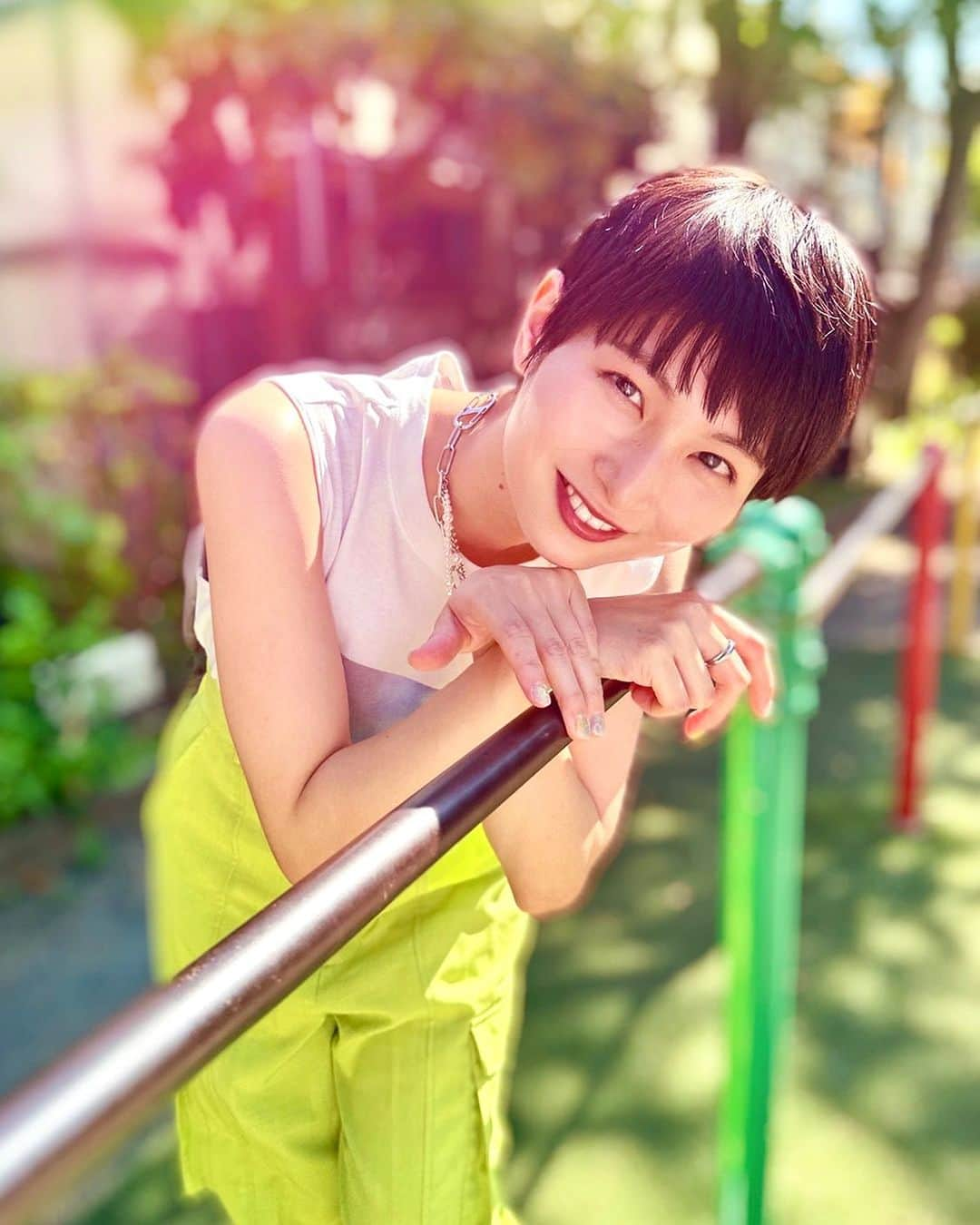 大島璃乃さんのインスタグラム写真 - (大島璃乃Instagram)「８月待受カレンダーの写真🌈✨ 公園で撮った写真もちょっと光加工入れると 夏っぽくて可愛くなる🧡💛💚 こういうカラフルシリーズもアップしてくよ~🤭  #大島璃乃 #8月 #待受 #カレンダー  #カレンダー2023 #夏 #夏休み  #夏服コーデ #夏コーデ #パンツスタイル  #ジーナシス #ジーナシスコーデ  #jeanasis #jeanasisコーデ」8月10日 20時10分 - oisland_rino25