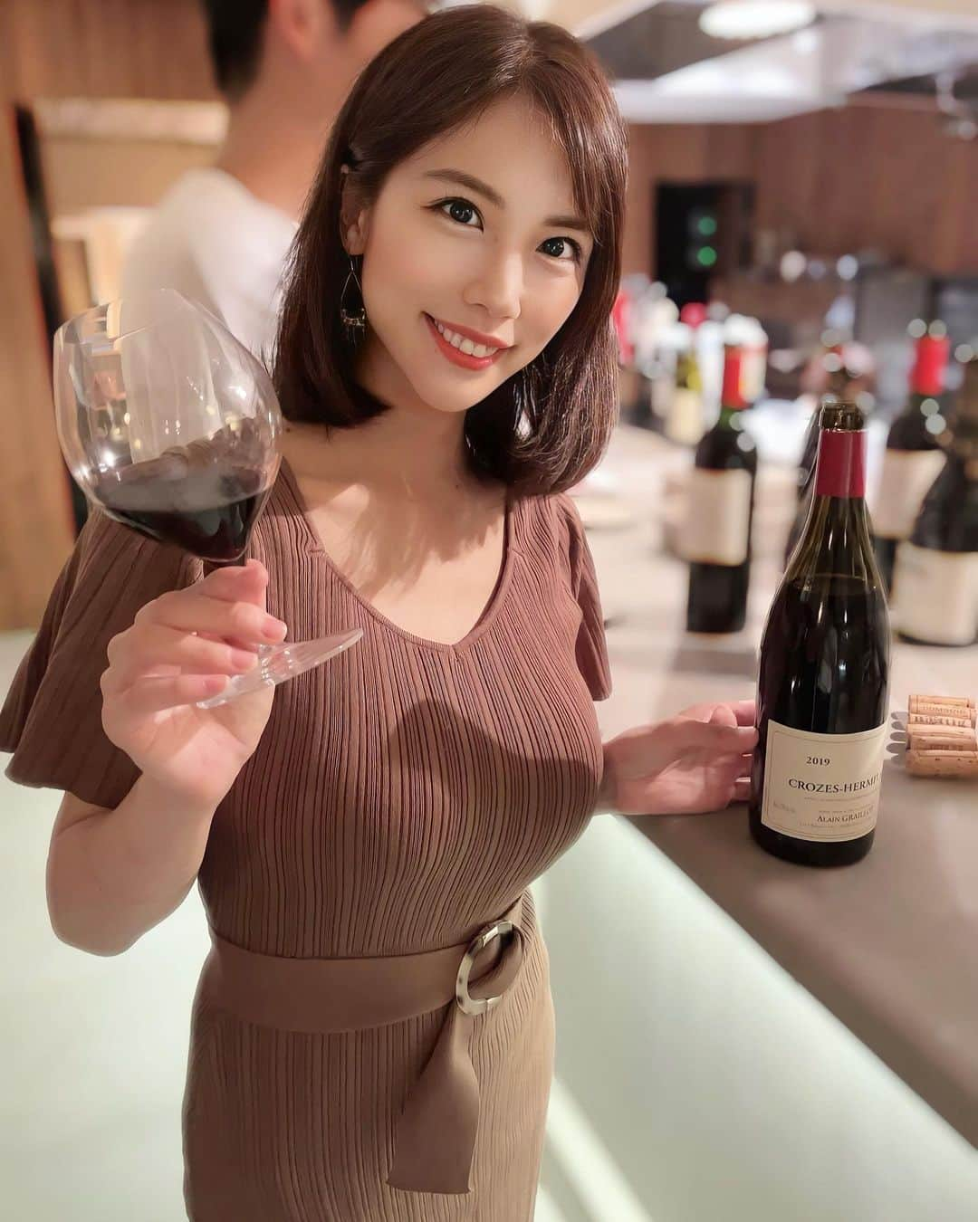 吉田早織のインスタグラム：「2023年6月に青山に新規オープンしたフレンチ&ワインのお店 RAKU. Kitchen&bar @raku.kitchen.bar のワインイベントに行ってきました🥰❤️❤️❤️  この日は白ワイン3種類と赤ワイン3種類をいただきました！  中でもブルゴーニュのジュヴレイ・シャンベルタンというピノノワールのワインが至高すぎた🤤🤤❤️  ご飯も全部美味しくて大満足💓  かなり広い個室があって、個室貸切もできるみたい！ ソファ席だから合コンとか接待とかにも良い🙆‍♀️  店長さんも良い方なので気になった方は是非👍  ------------------------------------- 【 RAKU kitchen&bar 】  東京都渋谷区渋谷2-2-5 クルスビル B1F  オススメシーン：デート、合コン、接待 単価：dinner 7,000円〜 コスパ：★★★★ 味：★★★★★ 雰囲気：★★★★★ 接客：★★★★★  -------------------------------------  #PR#フレンチ#ワイン#表参道グルメ#青山グルメ#表参道駅#青山#渋谷焼肉大好き#美味しいお店 #肉#肉好きな人と繋がりたい #ワイン好きな人と繋がりたい #グルメ　#グルメ好きな人と繋がりたい #グルメスタグラム #グルメ女子#お酒好きな人と繋がりたい#焼肉#焼肉食べ放題#焼肉好きな人と繋がりたい東京#東京グルメ #follow#followme#インフルエンサー#followforfollowback#いいね返し#likeforlikes #like4likes #follow4followback」