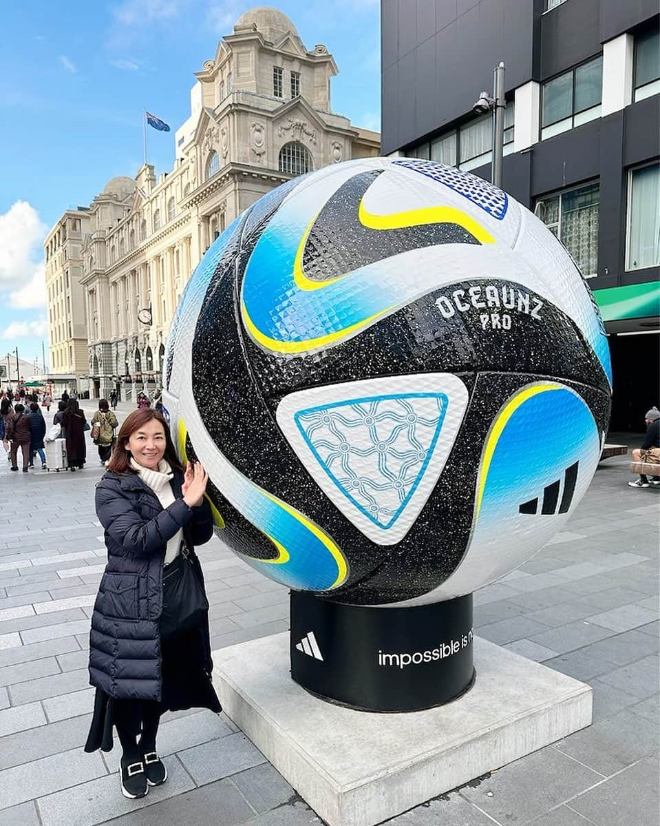 日々野真理のインスタグラム：「女子ワールドカップでニュージーランド🇳🇿に来ています。←って今更？😆  明日は、なでしこジャパンの準々決勝、スウェーデン戦です。1試合でも多くこのチームで試合がしたいという選手たち。私も一日でも長く見ていたい、そう思わせてくれる、魅力あるチームです。  明日は、日本時間の4時10分からNHK総合で生中継です。私は、現地情報やインタビューをお届けします。ぜひテレビの前から応援してください！  #なでしこジャパン #女子ワールドカップ」