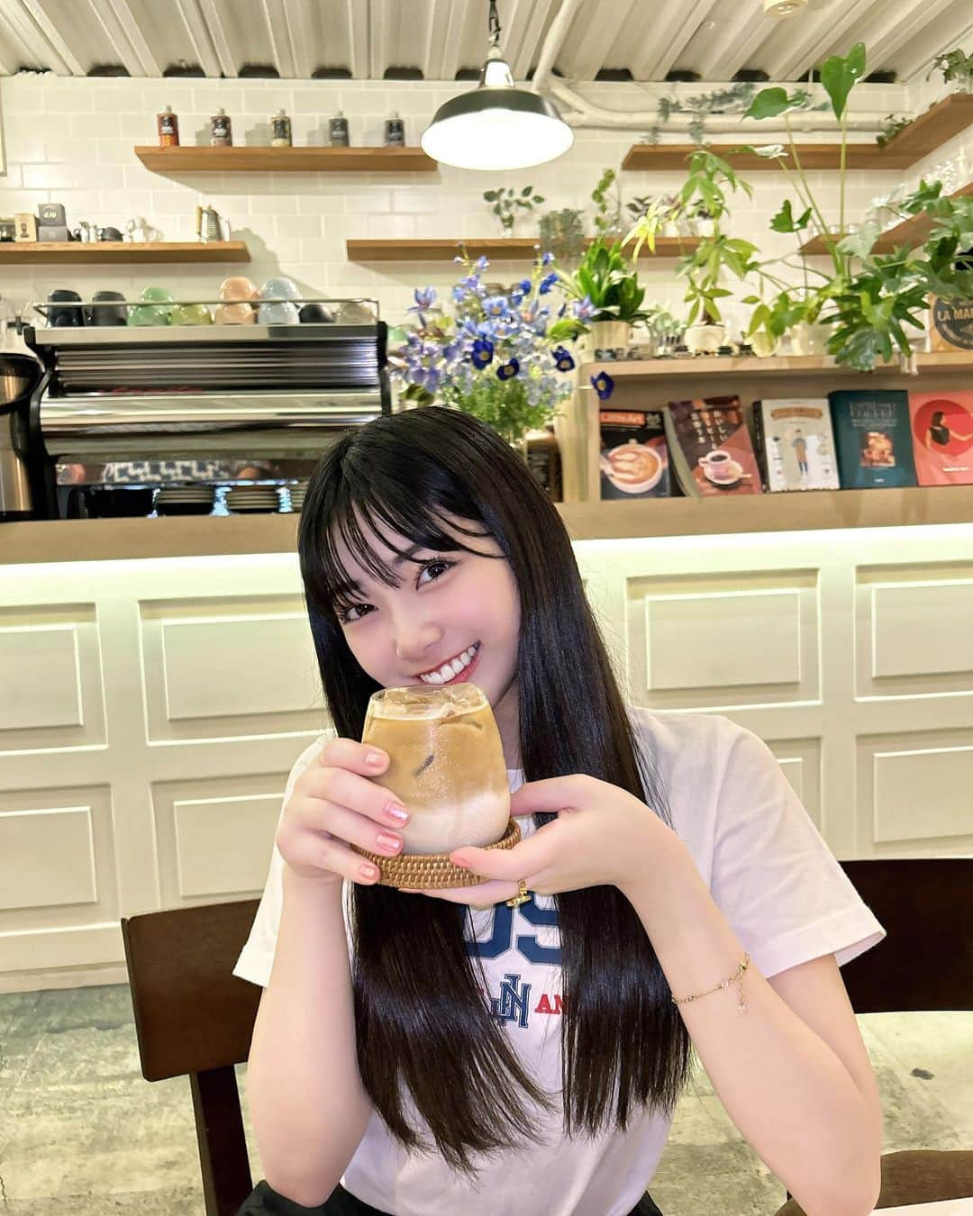  小浜桃奈のインスタグラム：「🧁 夏らしいことまだ全然できてないけどよくカフェ巡りしてます☕️🩶  @thesame_shibuya さんで脱毛と肌ケアコースしてもらいましたっ！ピーリングとパックでお肌つるつるになって嬉しい～🪄」