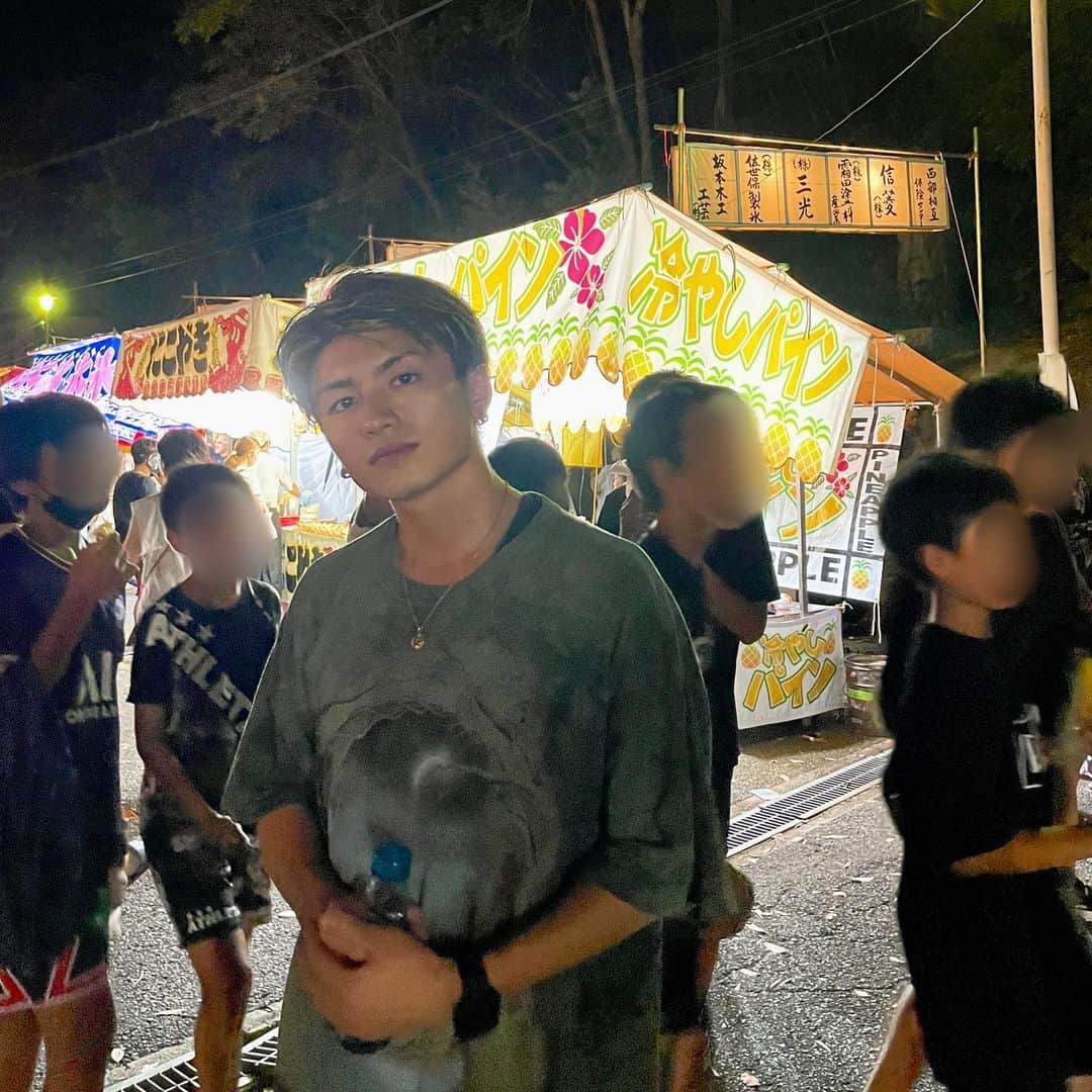 野口義斗のインスタグラム：「. 夏祭り行ってきた☀️  ラムネ握りしめてる、、、笑」