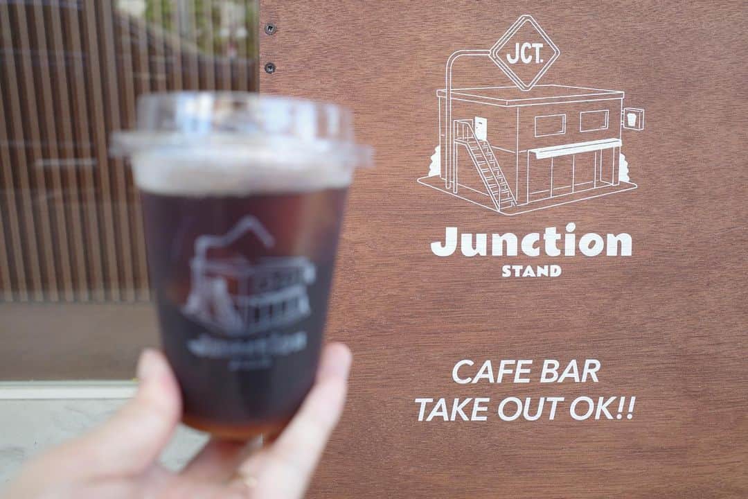 石井輝明さんのインスタグラム写真 - (石井輝明Instagram)「若林。 若者たちで賑わっていて、写真はこれだけ撮らせてもらいました。 カウンターがすごく素敵だった。  ここのところやることに追われてカフェになかなか行けないです。 今日も無理矢理ねじこんだ感じ。 ありがたい限りです。  #junctionstand #cafe #coffee #カフェ #コーヒー #喫茶店 #東京カフェ #世田谷カフェ #若林カフェ #カフェ芸人」8月10日 20時19分 - comandanteishii