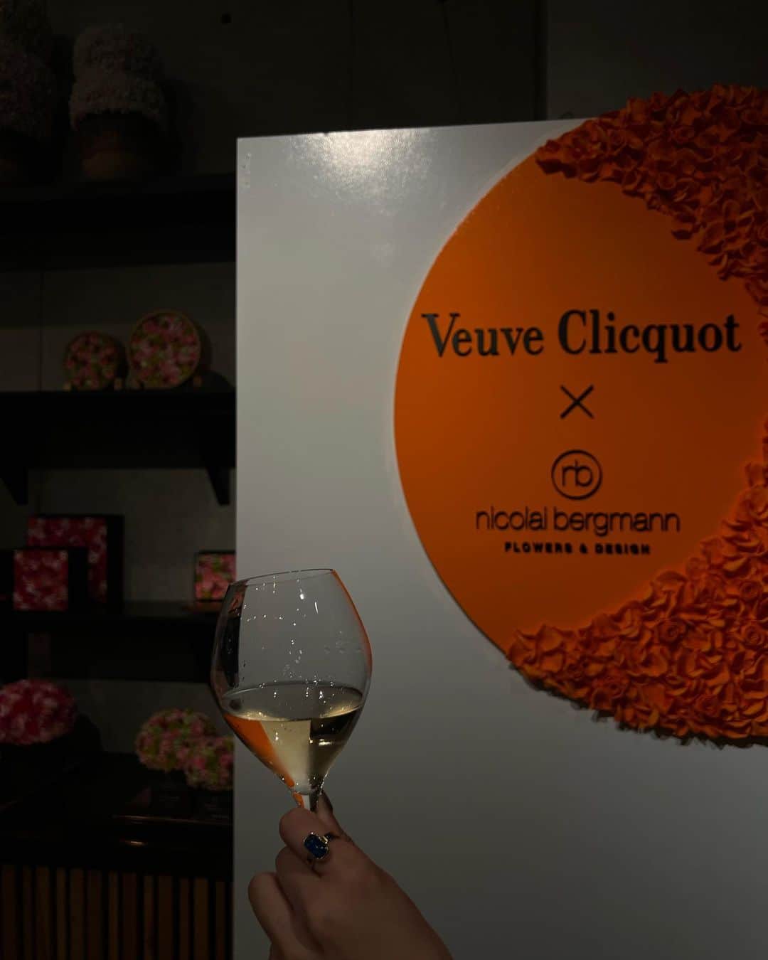 関本香里さんのインスタグラム写真 - (関本香里Instagram)「ㅤ 『L’été Jaune with Veuve Clicquot x Nicolai Bergmann』  イエローカラーに彩られた空間で Veuve Clicquotのシャンパンと 期間限定のバーガーセットやケーキを🍰 ㅤㅤㅤ 素敵なフラワー達に囲まれての 贅沢な時間。  今日から27日(日)まで開催しているみたいなので ぜひ皆さんも足を運んでみてください💛🧡  #LeteJaune #VeuveClicquot #LiveClicquot #ヴーヴクリコ #Sponsored #DrinkResponsibly @veuveclicquot @nicolaibergmann」8月10日 20時29分 - kaori_sekimoto_