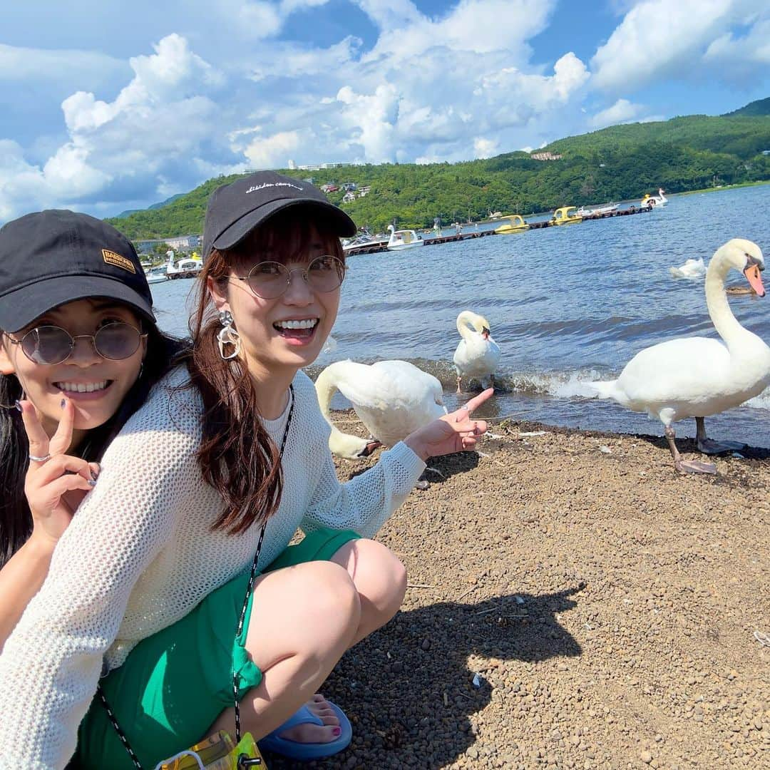 富田麻帆さんのインスタグラム写真 - (富田麻帆Instagram)「スワン🦢✨  こんなに至近距離で見たのは初ー！  ちなみに相羽さんは怖がってました。笑」8月10日 20時21分 - maho_tomita6261