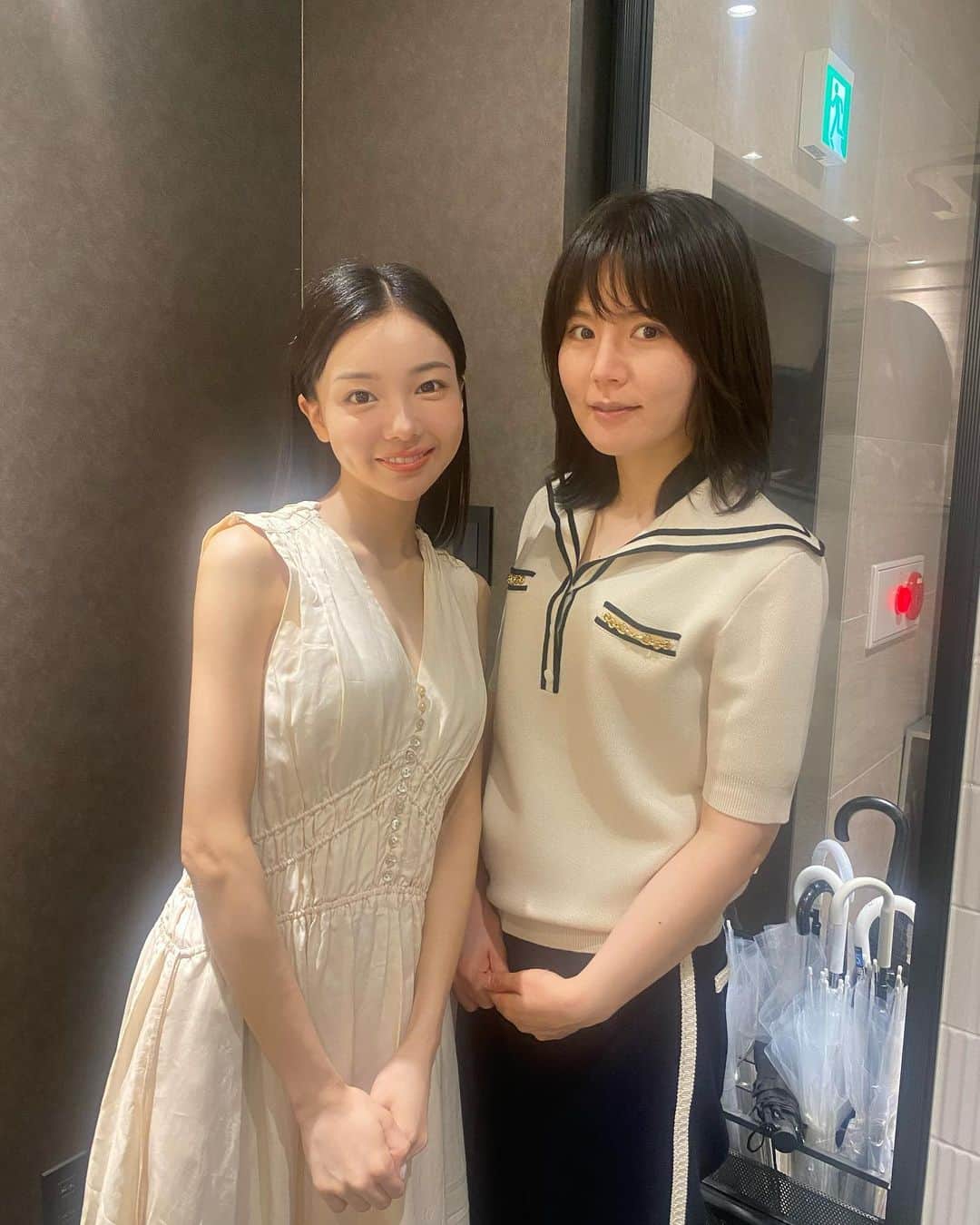 愛甲ひかりのインスタグラム：「ウォジョンヨ先生のメイクセミナーのモデルをさせていただいて実際よかったもの！ まず衝撃を受けすぎてTwitterにも載せたんだけどリッププライマーでどんなリップを使ってもだめだっだ唇がメイク前にこれ馴染ませるで一日中潤ってた！ このセミナーのあとそのメイクのまま納涼船に行ってリップ持って行き忘れたけどずっと潤っててびっくりした🤨 あとずっと良いって聞いてたけど完売すぎて買えなくてやっと使えたメイク前の四角いパック！ 肌に乗せてしばらくしてはがすと赤みが消えてトーンアップしててコンディションが全然違う！ 公式で在庫あったからひとりふたつまでしか買えないけど買った🌙 担当されてる韓国アイドルがなくなると不安だからって3.4個自費でストックしてるってセミナーでお話してた！ そして塗るだけで影描かなくてもナチュラルな涙袋が誕生するアイパレット！！ 普段涙袋の影アイブロウでかいてたけどアイシャドウぬるだけで自然にくっきり涙袋作れたから影やめて普段メイクもこれだけにした🍦 不自然にならずにちゃんとできるようにラメ感、色味を何回も研究を重ねたみたい☺︎」