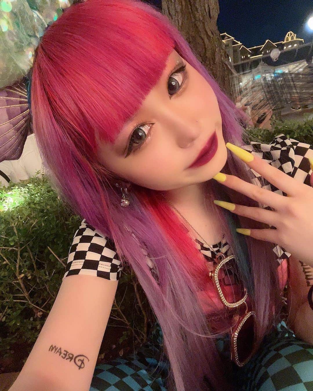 MANAのインスタグラム：「. 大好きな夢の国🌈💜🫧 少ししか入れなくて悲しかったけど また近々いけるのが幸せだし楽しみ👑 ･ ･ ･ #ディズニーリゾート  #ディズニーランド  #夢の国  #40周年ディズニー」