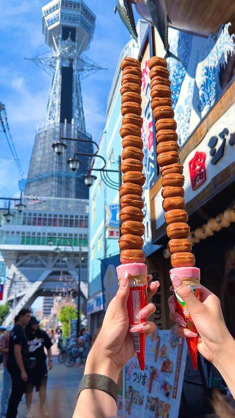 ゆうとグルメのインスタグラム：「🗼大阪名物の通天閣ベビーカステラ串🗼 ㅤㅤㅤㅤㅤㅤㅤㅤㅤㅤㅤㅤㅤ 大阪、新今宮にある甘々堂さん(@kankando_shinsekai)の 「ぐらぐら通天閣串」500円 ㅤㅤㅤㅤㅤㅤㅤㅤㅤㅤㅤㅤㅤ 新今宮駅から徒歩3分ほどのところにある甘々堂は、通天閣すぐ近くのベビーカステラ専門店！ ㅤㅤㅤㅤㅤㅤㅤㅤㅤㅤㅤㅤㅤ 今回はぐらぐら通天閣串を注文🧁🗼 ㅤㅤㅤㅤㅤㅤㅤㅤㅤㅤㅤㅤㅤ これは焼きたてのベビーカステラをカプリコの上に約18個通天閣のように高く積み重ねて作るお店の名物商品！ ㅤㅤㅤㅤㅤㅤㅤㅤㅤㅤㅤㅤㅤ ベビーカステラはしっかり串にささっているのでグラグラさせても意外と倒れず安定していてひと安心！ ㅤㅤㅤㅤㅤㅤㅤㅤㅤㅤㅤㅤㅤ カステラ自体もほんのり甘みがあっておいしいから18個もあったけど1人1本ぺろっと完食できました🤤🤤 ㅤㅤㅤㅤㅤㅤㅤㅤㅤㅤㅤㅤㅤ 食べ終わった後、串を返しに行くとかわりに駄菓子がもらえるのも地味にうれしいポイント！ ㅤㅤㅤㅤㅤㅤㅤㅤㅤㅤㅤㅤㅤ 通天閣の近くにお店があるからこれ買って通天閣前で記念撮影するのもありだと思う🤳📷 ㅤㅤㅤㅤㅤㅤㅤㅤㅤㅤㅤㅤㅤ おすすめ！！ ㅤㅤㅤㅤㅤㅤㅤㅤㅤㅤㅤㅤㅤ —————————————— 📍大阪府大阪市浪速区恵美須東3-3-10 ⏰11:00〜18:00(土日祝19時close) 🛌月曜定休 🚃新今宮駅から徒歩3分 —————————————— #大阪グルメ #大阪カフェ #大阪ランチ #通天閣 #甘々堂 #ベビーカステラ #japan #osaka   #大阪観光 #大阪旅行 #大阪 #カフェ巡り #カフェ好きな人と繋がりたい #ごはん記録 #おいしい #japantravel #japantrip #instafood #japanesefood」