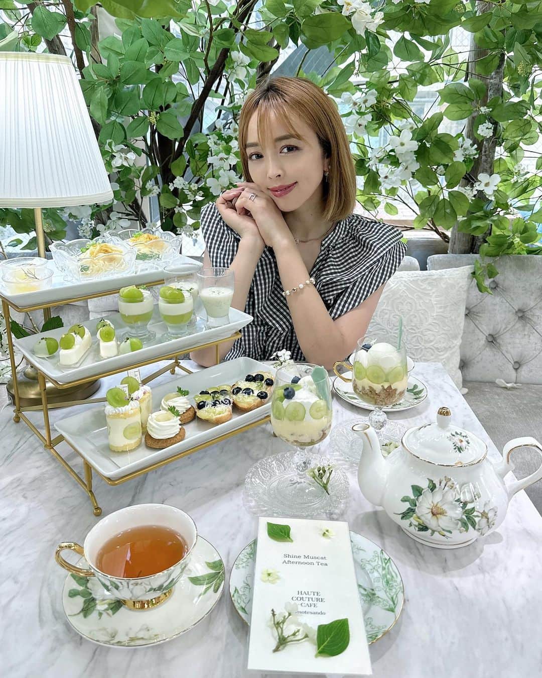 板橋瑠美のインスタグラム：「HAUTE COTURE CAFE omotesando が新店舗としてOpenしたので行って来ました〜✨  中目黒店では、コロナ禍なのにしっぽりファンイベさせてもらったり、お世話になりました💓  新店舗は白を基調とした世界観で、 シャインマスカットのアフティーも美味しかったー💓  さゆりと色々語らい時間があっという間でした^ ^  外のテラスも可愛かった💓  また行きたいなー^ ^ 夏休み予約結構埋まってるみたいなんだけど、まだ空いてる時間帯もあるかもだからお問い合わせしてみてね💗  @hautecouturecafe_official」