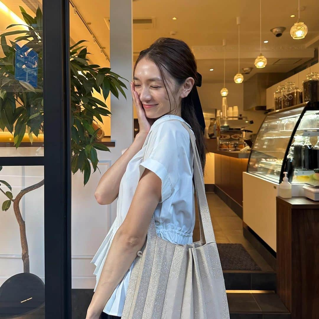 笛木陽子のインスタグラム：「最近愛用してるプリーツバック👜 韓国で人気な @josephandstacey の🇰🇷♡  韓ドラ「わかっていても」で ハンソヒちゃんが着用してて素敵.ᐟ.ᐟと わざわざ韓国に買いに行ってきした🛒(渡韓目的ほぼそれ) ㅤㅤㅤㅤㅤㅤㅤㅤㅤㅤㅤㅤㅤ 現地で販売してる所少ない&在庫少ないで 入手するの少し大変でした😂☁️ ㅤㅤㅤㅤㅤㅤㅤㅤㅤㅤㅤㅤㅤ プリーツ好きなので、この日はプリーツコーデ✔︎ (強風でブラウスめくれてる🫥笑 ㅤㅤㅤㅤㅤㅤㅤㅤㅤㅤㅤㅤㅤ そしてこの日見つけたカフェが 韓国の方が最近オープンした韓国カフェで コーヒーもクロッフルも美味しすぎで感動でした…🧇♡ ㅤㅤㅤㅤㅤㅤㅤㅤㅤㅤㅤㅤㅤ ㅤㅤㅤㅤㅤㅤㅤㅤㅤㅤㅤㅤㅤ #韓国カフェ#中目黒カフェ#池尻大橋カフェ#プリーツコーデ#プリーツバッグ#ジョセフアンドステイシー#ハンソヒファッション#クロッフル」