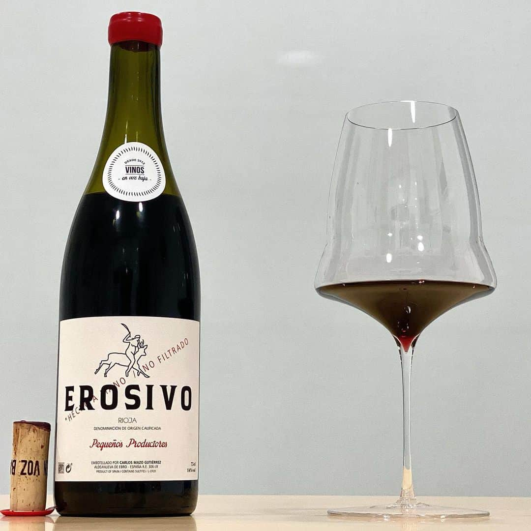 エンリケ・ソラ・クレメンテさんのインスタグラム写真 - (エンリケ・ソラ・クレメンテInstagram)「El vino de hoy es Erosivo 2020 de Vinos en Voz Baja, DOCa Rioja. Graciano de Alfaro y Pasera de una parcela de 0,5 hectáreas plantada 1954 en lo alto del paraje de Yasa de las Cuevas, en la Sierra de Erosiva de Los Agudos, sobre una ladera de pura arcilla y caliza situada en el municipio de Calahorra. La uva pisada con el raspón realiza una fermentación espontánea en barricas destapadas y tiene una crianza en barrica de 500 L del año anterior y en dos damajuanas de cristal de 20 L durante un año. Sin filtrar, ni clarificar. Fino, ligero, elegante y equilibrado. 790 botellas. Degustado en Josephinenhütte Josephine Nº 3. Vinos en voz baja es una bodega situada en la zona vitícola histórica de Rioja Oriental, en el pueblo de Aldeanueva de Ebro. El proyecto lo lideran Carlos Mazo e Isabel Ruiz. Como pequeños productores en la región cultivan 10 viñas que heredaron de sus padres y suman algo más de 5 hectáreas. Viñas clásicas de Rioja, viñas de vaso de la variedad típica de la zona, la Garnacha, acompañada de otras variedades que se mezclaron siempre como Pasera, Tempranillo, Garnacha Roya, Graciano de Alfaro, Viura y otras. Los vinos se estructuran en tres escalones para representar la región: Vino de Zona de Rioja Oriental (Costumbres tinto y blanco), Vino de Pueblo de Aldeanueva de Ebro (Barrio Pastores) y Vino de Parcela (Erosivo). La elaboración de los vinos se basa en el pisado de la uva entera y la fermentación y guarda de los vinos durante un año en los depósitos y barricas de la bodega. El estilo de los vinos es fino, con ligereza y un poquito más alcohol que otras zonas de Rioja, la frutilla de la Garnacha es protagonista porque la crianza en la madera es más liviana. Están listos para beber en los primeros años, y los vinos de las mejores parcelas pueden ser muy longevos. Feliz Jueves!  ———————————————  #wine #winelover #winetasting #winetime #winery #winestagram #redwine #wineoclock #foodandwine #instawine #winelife #wineporn #whitewine #winenight #champagne #winenot #winetour #sommelier #vin #🍷 #vino #vinho #wein #cheers #vineyard #vinosenvozbaja #erosivo #riojawine #josephinenhütte #aldeanuevadeebro」8月10日 20時37分 - kike_sola