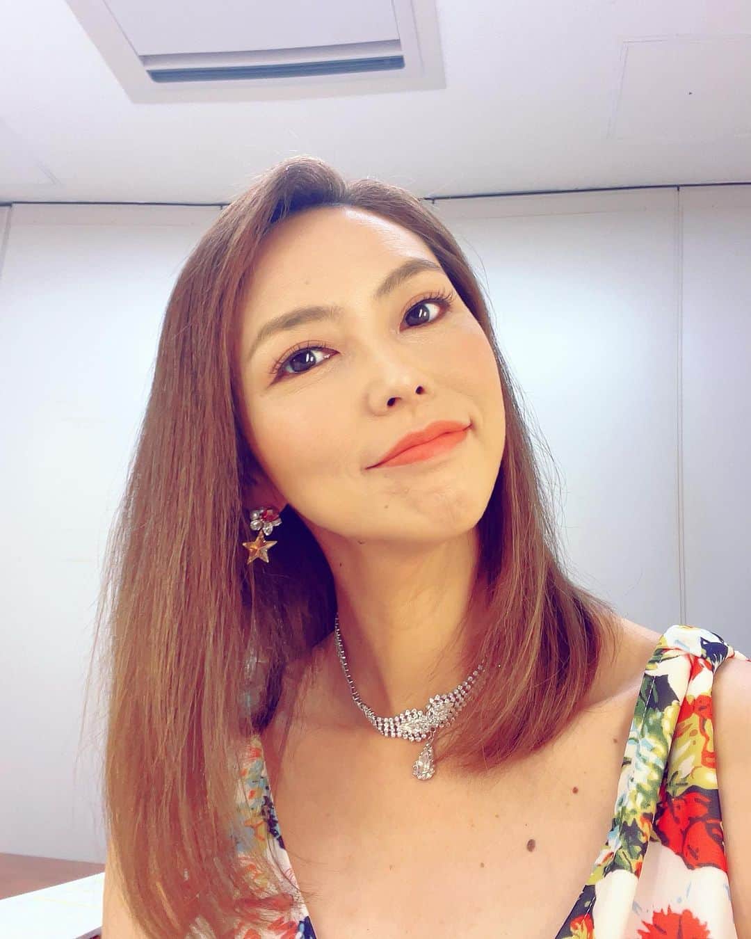 翠千賀のインスタグラム：「今日は収録でした！ 久々に歌を聴いていて涙がでた…  詳細はお楽しみに❤️  #収録　#歌　#感動　#昭和歌謡　#歌手」