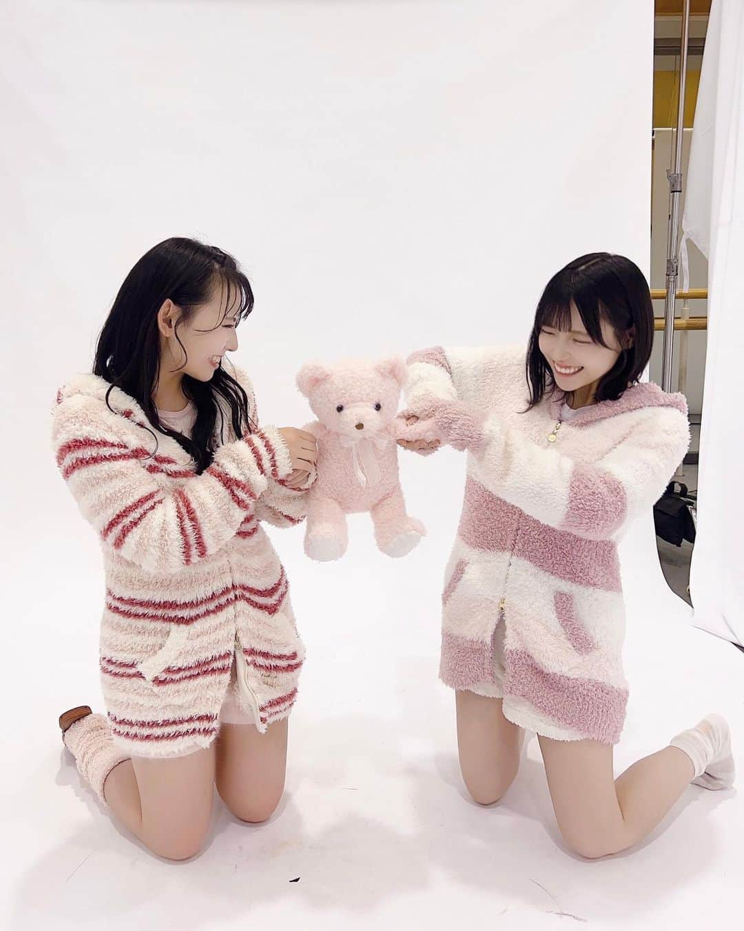 CharmingTripのインスタグラム：「🧸🧺 ⁡ ⁡ ⁡ STU48 生写真撮影オフショット かわいい２人に奪い合ってもらいました（ ᵔ· ̫·ᵔ ）♡ ⁡ ⁡ ⁡ #STU48 #CharmingTrip #さらぴカメラ #岩田陽菜 #峯吉愛梨沙 #パジャマ」