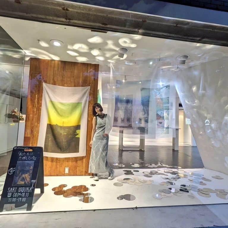 大塚咲のインスタグラム：「「私達は共鳴している」 個展、ありがとうございました! 興味を持ってくれて、見てくださってありがとう。被写体の皆さん、存在を示してくれてありがとう。 短い期間でしたがいい思い出になりました。写真集、作るぞー！  また個展会場でお会いしましょう！ 次はI am here発売記念展を10月にやります！  路上galleryは8月いっぱいやってます！@jinny.gallery」