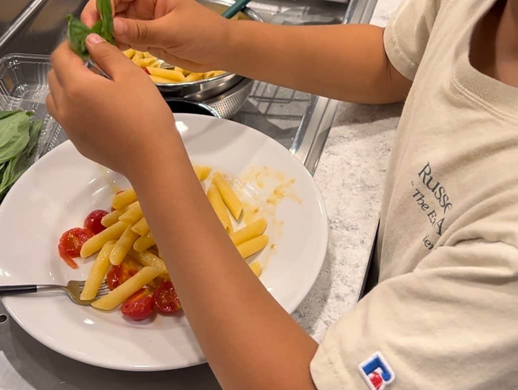 長谷川理恵さんのインスタグラム写真 - (長谷川理恵Instagram)「夏休みのお料理講座🌻 最近になって、ぼんが一緒にご飯を作りたいと言い出したので塾の合間をみて少しずつ伝授しています。 先ずは大好物の南イタリアの冷製パスタ🍝トマトの下準備と茹で上がったパスタを混ぜるタイミングを伝授しました。ポイントは多少いびつでも褒めちぎること‼︎すると、オレが切った野菜が美味い🫑なんて大満足な様子で大成功❣️ピーマンもえぐみをしっかり取ってパスタサラダにすればモリモリ食べます。どの時代も食はクリエイティブ🍽️この先色々な面でクリエイティブな発想を多分に持っていると良いと思います☺︎ 今夜は一緒に焼きそば作りの予定でしたが、ダンスレッスンでこてんぱに疲れ果てパス笑そんなところも小学生らしくて可愛い🧡 #うちには炊飯器がないので  #お鍋で炊くご飯もばっちり伝授 #一人暮らししたら役に立つかもね」8月10日 20時37分 - rie_hasegawa