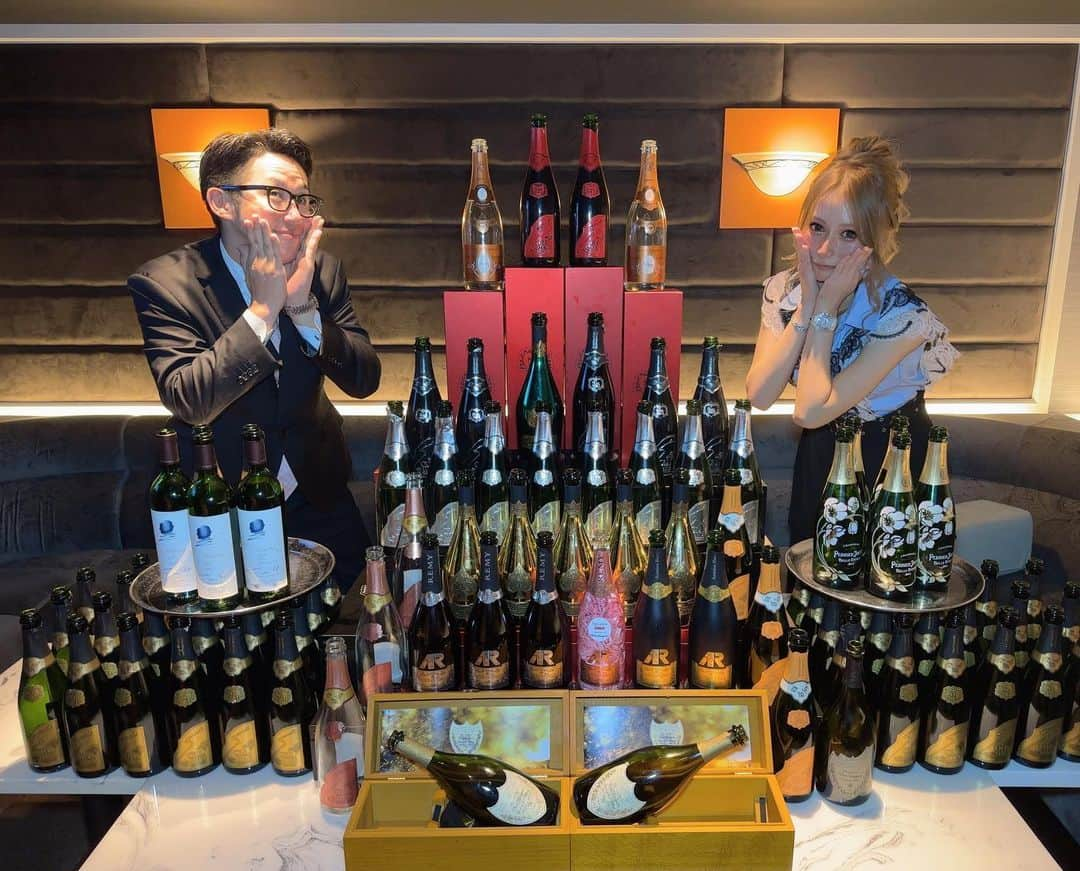 北川れいさんのインスタグラム写真 - (北川れいInstagram)「直近のシャンパンたち🥂🍾✨ 沢山ありがとうございます🙇‍♂️  恒例の、担当の浅沼さんと👓📸💖  高級な激レアシャンパンのボトルがいくつか無くて 写真に収められてなくて残念でしたが😭😭  ストーリー減ったけど ちゃんとエースで生存しとります🫶🏽🫶🏽🫶🏽  あ、髪の毛明るくしたお💛  ボトル並べは山口さんが 頑張って下さりました💪🔥 お見事です👏👏  #エース #北川  #北新地 #キャバクラ #シャンパン #クラブエース #巨乳 #ギャル #ソウメイ #レミー #アルマンド #ラベイ #オーパスワン #ベルエポック #担当 #メガネ #オソロポーズ #可愛い #ヘアメイク  #ヘアセット #酒ヤクザ #大阪 #なんでやねん #女子力 #モデル #グラビア #アイドル #タレント #インスタグラマー #エロスタグラム」8月10日 20時37分 - kitagawa_rei