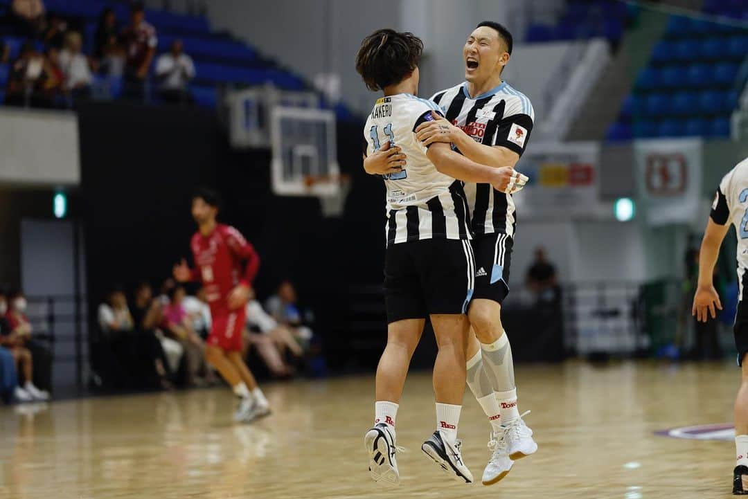 成田幸平さんのインスタグラム写真 - (成田幸平Instagram)「＊＊＊  ジークスター東京戦は29-33で 勝ちました✨  苦しい時間帯もありましたが なんとか勝つことができました✌️  ファンのみなさんと最高の瞬間を 共有できてめちゃくちゃ嬉しかったです😆  ブレイク前最後の試合も勝って 終われるように良い準備します✨  たくさんの熱い応援ありがとう ございました🙇🏻‍♂️  漢❗️❗️  Photo by @tagucci42   #トヨタ紡織九州レッドトルネードSAGA #HANDBALL #ハンドボール #JHL #日本ハンドボールリーグ #salming #SalmingJapan #BEUERFEIND #NoPainNoGain #為せば成る」8月11日 7時32分 - kohei_narita23