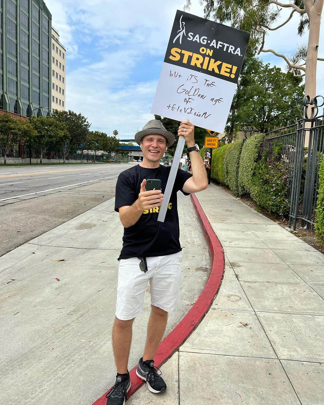 シーマス・デヴァーさんのインスタグラム写真 - (シーマス・デヴァーInstagram)「Strike Day 27. Back at the Maus Haus. Highlights include my wife’s sign that seems to appeal to a millennial vernacular, the SAG equestrian auxiliary, and me trying to do an IG live with @tomobriencoach about the strike. #WhichSideAreYouOn」8月11日 7時33分 - seamuspatrickdever