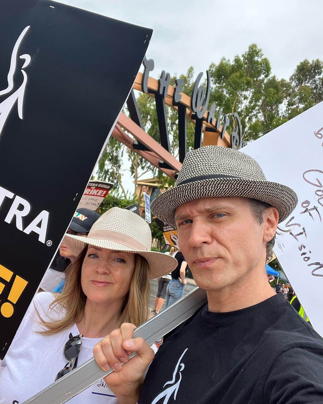 シーマス・デヴァーのインスタグラム：「Strike Day 27. Back at the Maus Haus. Highlights include my wife’s sign that seems to appeal to a millennial vernacular, the SAG equestrian auxiliary, and me trying to do an IG live with @tomobriencoach about the strike. #WhichSideAreYouOn」