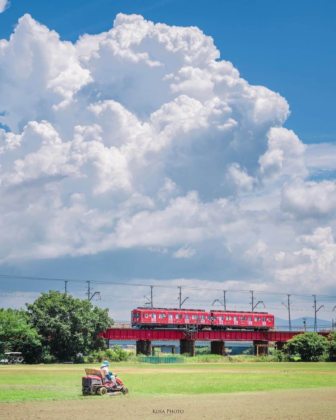 コサのインスタグラム：「夏雲モリモリ  草刈りバギーと、めでたい電車のコラボ🚃 . Location:和歌山 Wakayama / Japan🇯🇵 Date:2023年8月 Camera:Z9 / Z 70-200mm f2.8 . #めでたい電車 #nikoncreators #nikoncreators_2023travel #raytrek_stylishsummer #SBIいきいきフォトコンテスト2023 #tanddフォトコンテスト2023 #discover #Japan_Daytime_View #traingallery_ig #train_vision #加太スタグラム #tokyocameraclub #art_of_japan_ #jgrv_member #team_jp_ #photo_jpn #sorakataphoto #LBJ_KING #広がり同盟メンバー #special_spot_legend #m_v_shotz #Rox_Captures #colore_de_saison #raw_japan #japan_waphoto #nipponpic_member #japan_bestpic_ #pixlib_jp #じゃびふる #deaf_b_j_」
