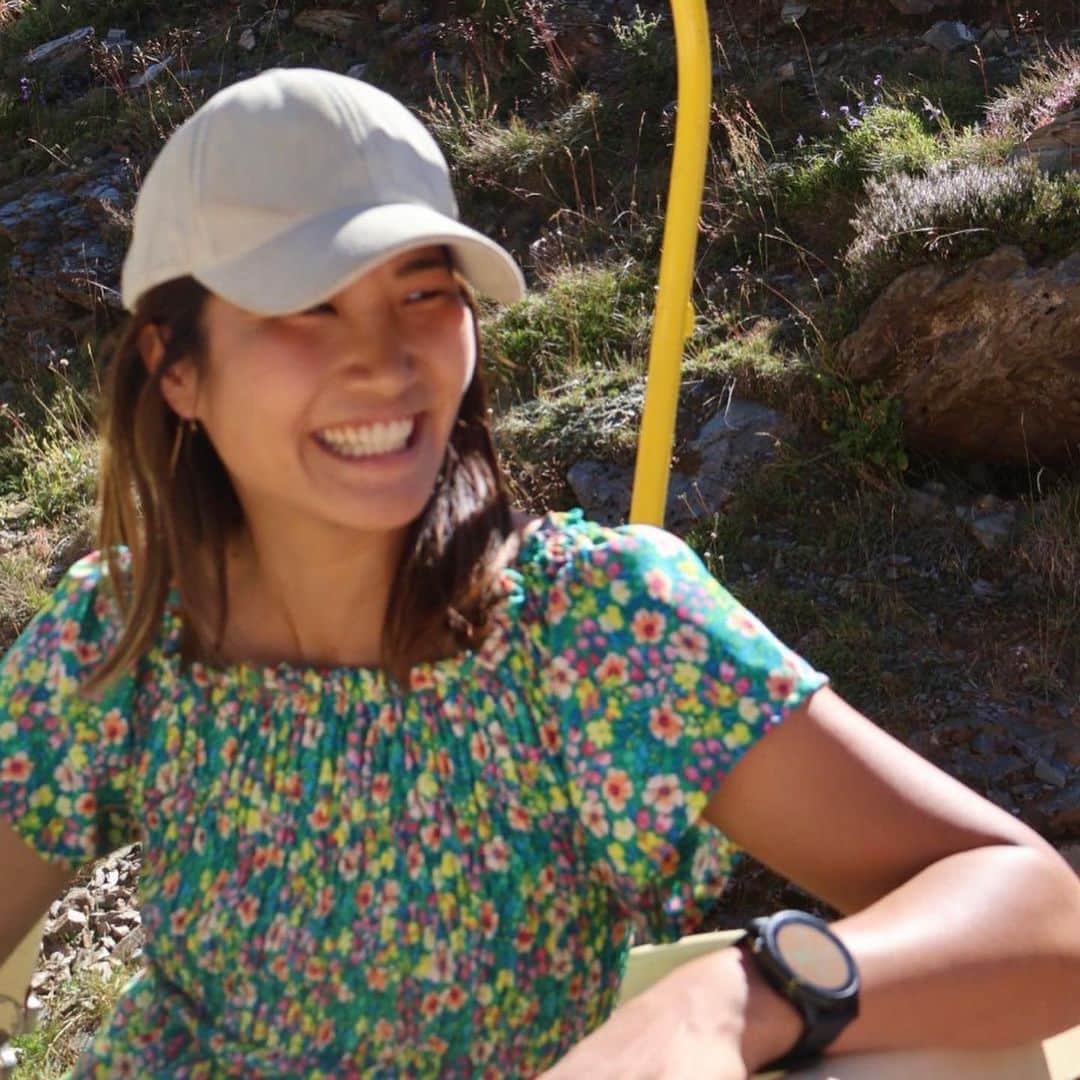 富田真紀子のインスタグラム：「彼のおばさんとピレネー山脈の電車に乗った忘れたくない日。  重症筋無力症（myasthenia gravis）という筋肉が衰えてしまう病気を13歳のころから彼女は抱えていて、電車にうまく乗れず路線に落ちてしまってから電車も怖くて乗れず、もう約40年。  40年のときを経て、初めて電車に乗れた。気持ちいいねってすごい喜んでたし、彼女にとって負担が大きすぎて、夢でも電車に乗ってたらしい。  彼女の勇気に乾杯したいし、その瞬間に一緒に立ち会えたことに心から感謝。  いくつになっても、自分の限界を止めるのは自分で、それを超えていくのも自分で、 私も8月で32歳になったけど、歳だからという理由で言い訳しないで生きていきたいと思います。  32歳の私もどうかよろしくお願いします。フランスにいますが、忘れないでくれると嬉しいな。  🥰🥰🥰  #ポー日記 #夏休み」