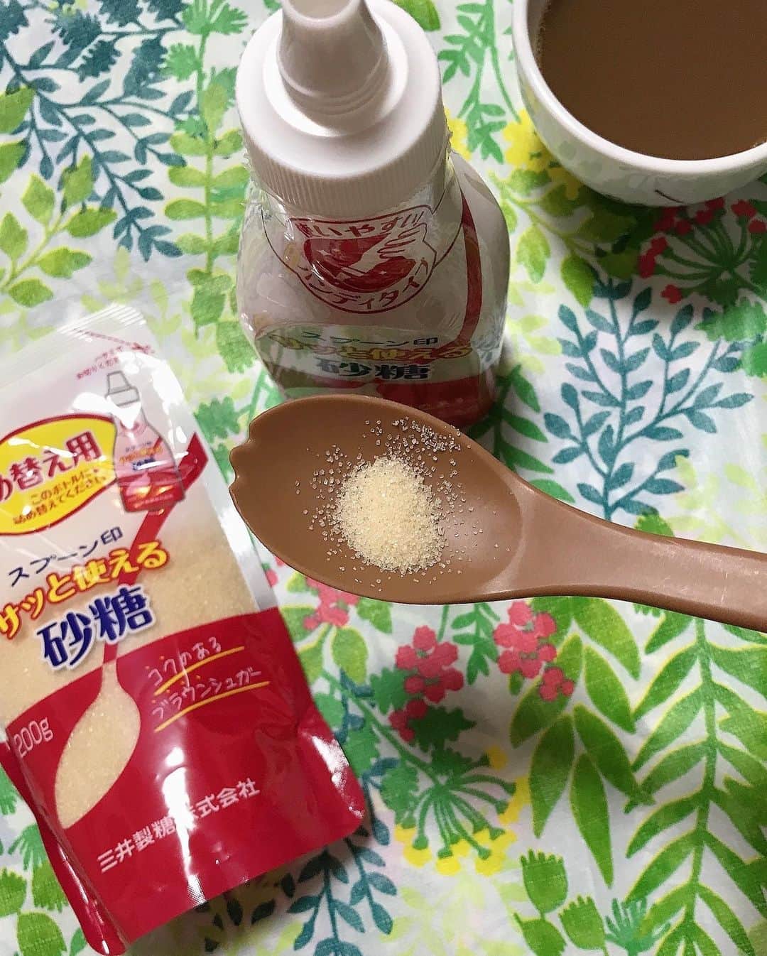 葵さんのインスタグラム写真 - (葵Instagram)「いろいろなお料理に使える！！ スプーン印でおなじみの上白糖から 2021年に発売されました、 サッと使える砂糖ボトル260ｇ  ハンディタイプのボトルにはいって、 片手でもあけられ使いやすいです。  さらっとしてコクのあるブラウンシュガーは、どんなお料理やドリンクにぴったりです。  甘くておいしいからシュガートーストやバナナチップにかけても お気に入り！！  詰め替えもあるから環境にも優しいよ！ #サッと使える砂糖ボトル#ESSEプラチナインフルエンサー#esseおうちdeセミナー2023夏 #スプーン印」8月11日 7時31分 - dolphin_coconut