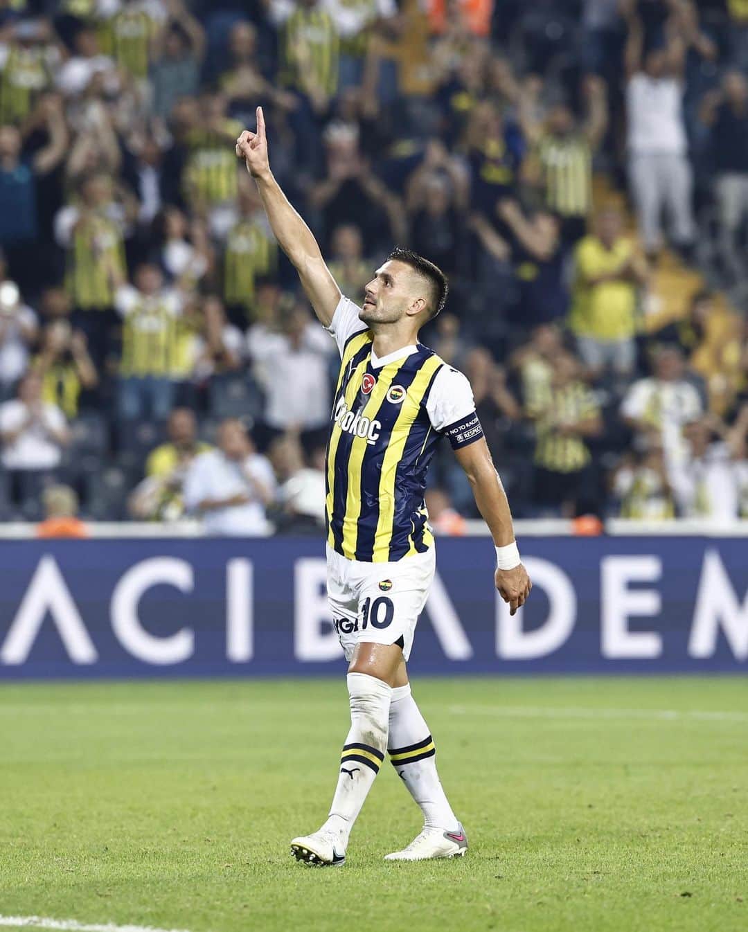 ドゥシャン・タディッチのインスタグラム：「Vamossssss @fenerbahce! 😎」