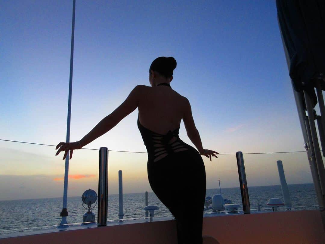 カイリー・ジェンナーのインスタグラム：「thank you for the birthday wishes 🤍🤍🌎 forever grateful ⚓️」