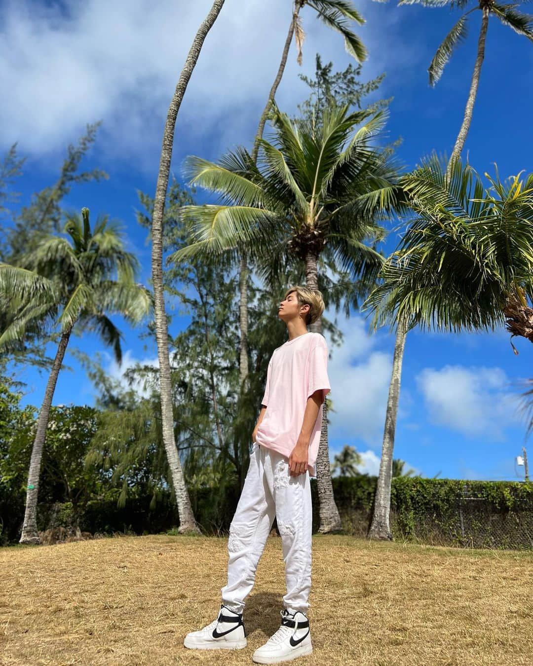 高澤笑大郎のインスタグラム：「☀️☀️☀️ Do you know the parachute toy on the third slide? Trust me. It’s so much fun🪂  #Crossingrain #XR #xr #boyband #Hawaii #Oahu #Aloha #Music #Japan #Honolulu #Hilo #Kpop #Jpop #rap #singing #dance #have #courage #and #be #kind #ありのまま」