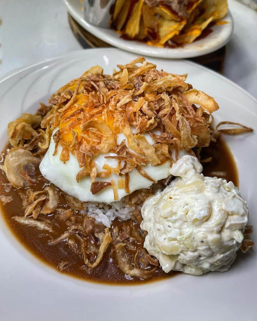 alohatable_waikikiのインスタグラム：「Customize your Loco Moco to your liking! Pictured above is our Loco Moco with fried onions and a side of macaroni salad! Comment below what you would like on yours!!  #zetton #locomoco #hawaiian #classic #customize #macsalad #waikiki」