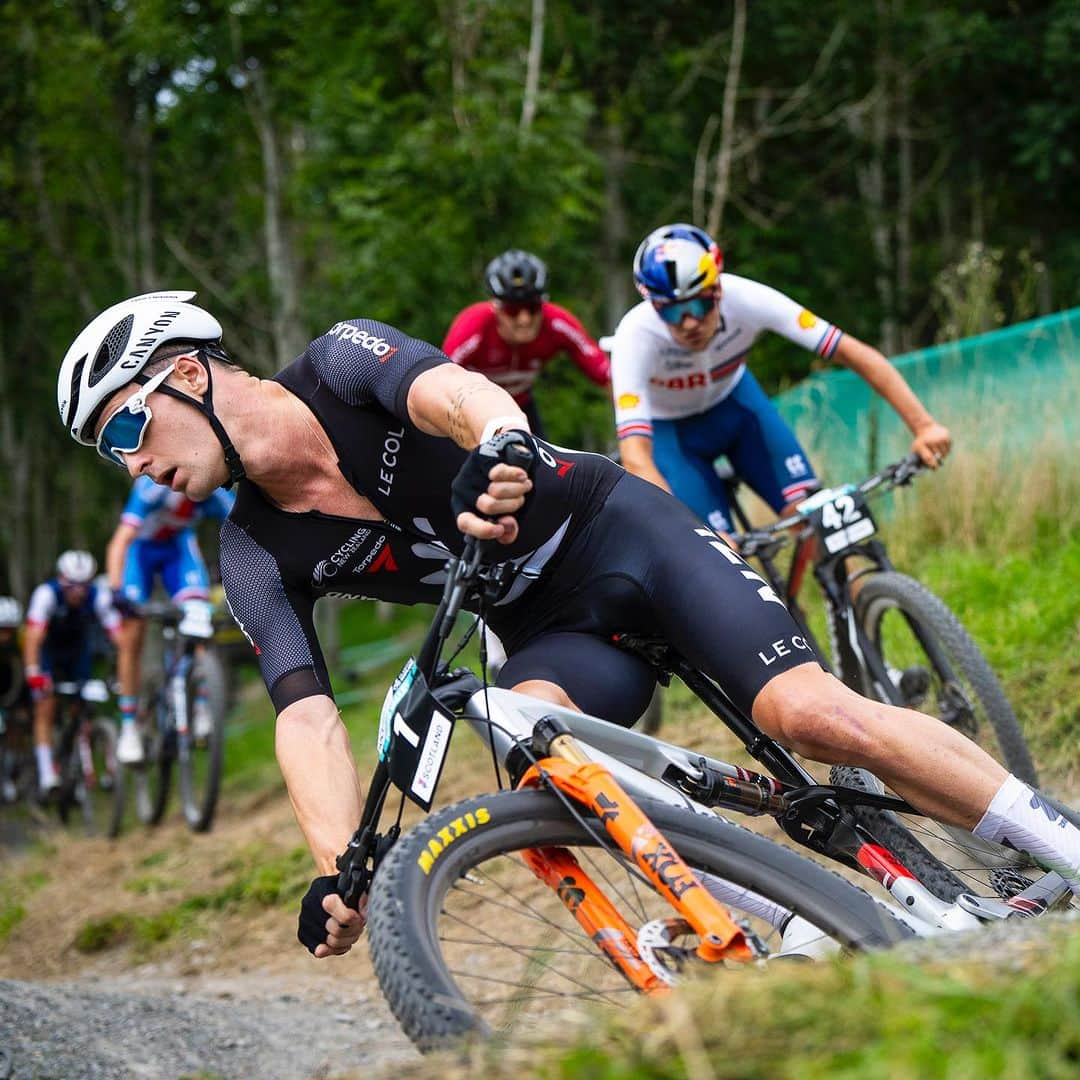 Shimanoさんのインスタグラム写真 - (ShimanoInstagram)「Unstoppable @paulineferrandprevot and @samuelgaze claim the rainbow jerseys at the @uci_mountainbike World Championship XCC  🏆 @puckpieterse’s 2nd place showcases her strength. @tompidcock epic rise to 3rd was breathtaking.   #ShimanoMTB #makeyourmark #glasgowscotland2023 📸 @kikeabelleiraphoto」8月11日 6時40分 - rideshimano