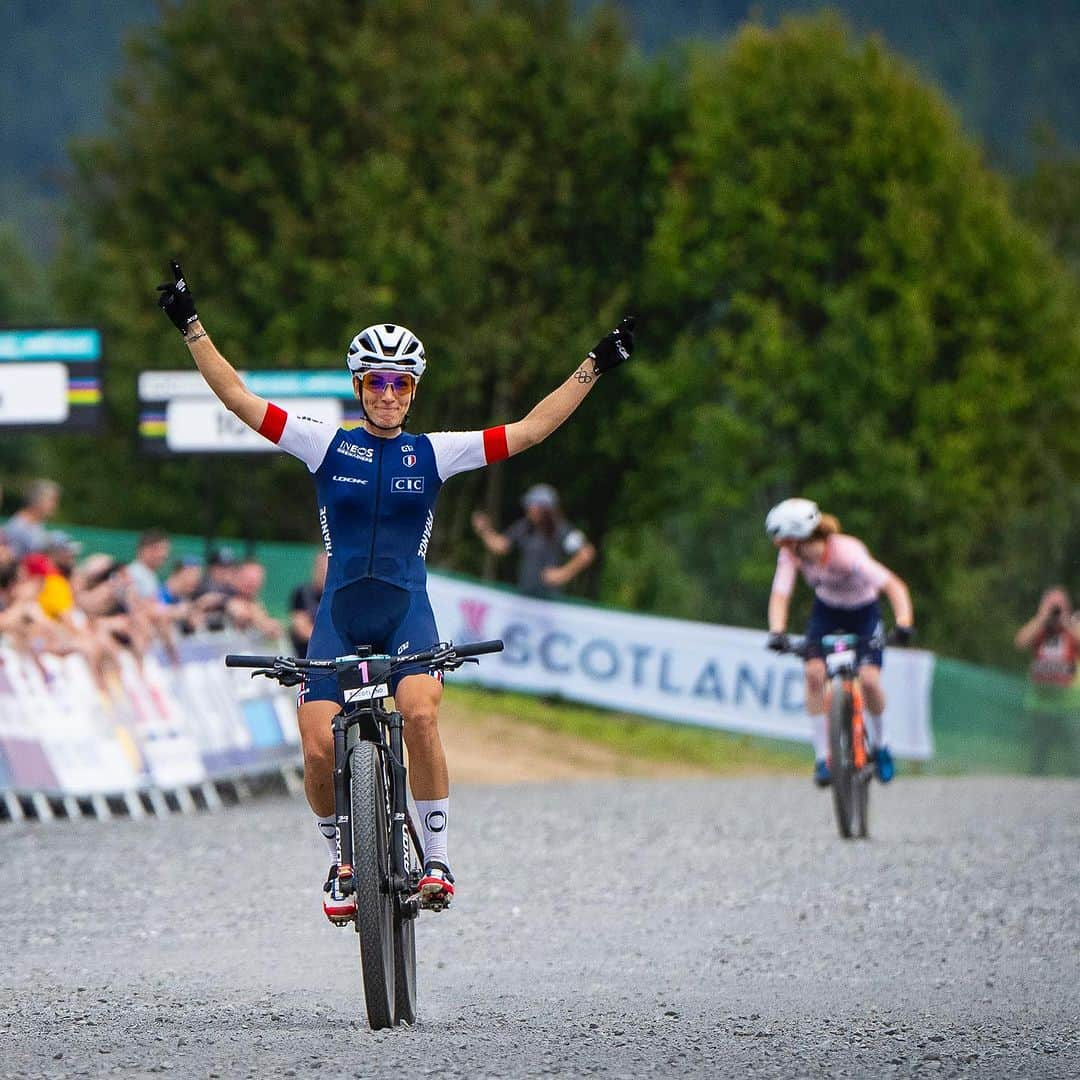 Shimanoさんのインスタグラム写真 - (ShimanoInstagram)「Unstoppable @paulineferrandprevot and @samuelgaze claim the rainbow jerseys at the @uci_mountainbike World Championship XCC  🏆 @puckpieterse’s 2nd place showcases her strength. @tompidcock epic rise to 3rd was breathtaking.   #ShimanoMTB #makeyourmark #glasgowscotland2023 📸 @kikeabelleiraphoto」8月11日 6時40分 - rideshimano