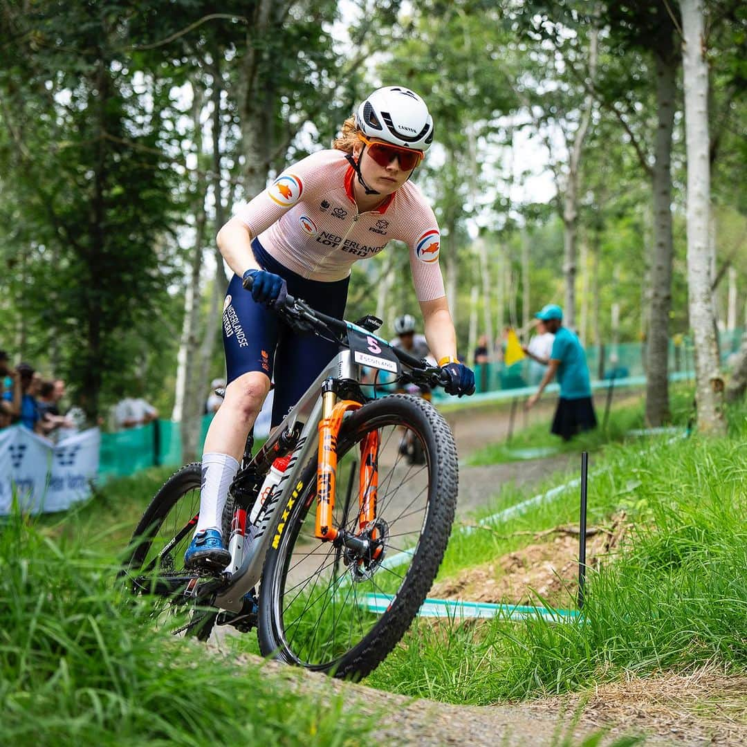 Shimanoさんのインスタグラム写真 - (ShimanoInstagram)「Unstoppable @paulineferrandprevot and @samuelgaze claim the rainbow jerseys at the @uci_mountainbike World Championship XCC  🏆 @puckpieterse’s 2nd place showcases her strength. @tompidcock epic rise to 3rd was breathtaking.   #ShimanoMTB #makeyourmark #glasgowscotland2023 📸 @kikeabelleiraphoto」8月11日 6時40分 - rideshimano