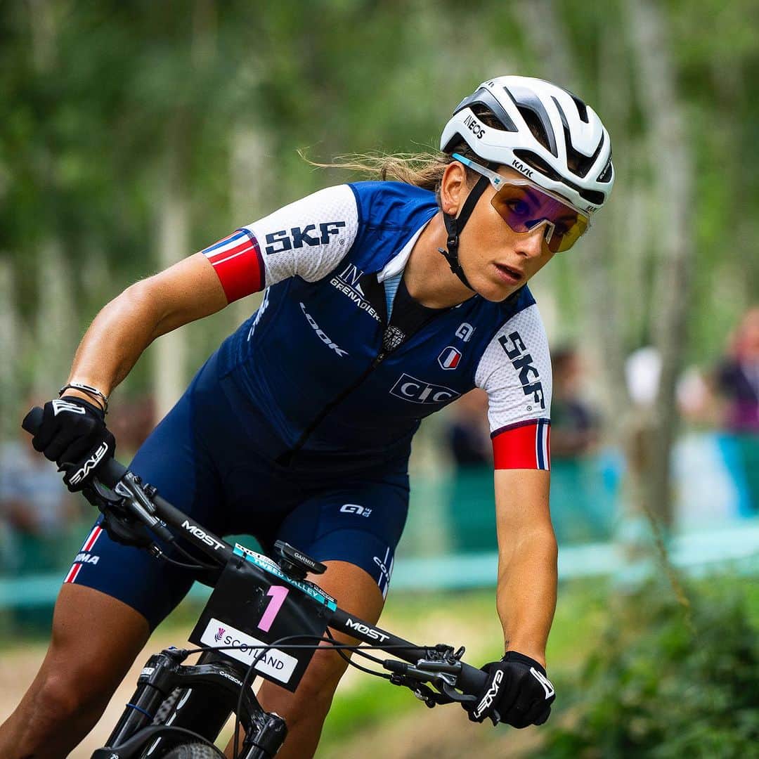 Shimanoのインスタグラム：「Unstoppable @paulineferrandprevot and @samuelgaze claim the rainbow jerseys at the @uci_mountainbike World Championship XCC  🏆 @puckpieterse’s 2nd place showcases her strength. @tompidcock epic rise to 3rd was breathtaking.   #ShimanoMTB #makeyourmark #glasgowscotland2023 📸 @kikeabelleiraphoto」