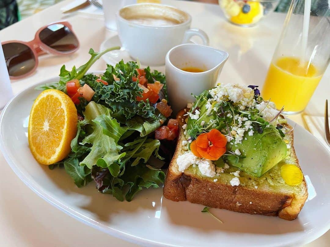 廣瀬規子のインスタグラム：「ワイキキ、Billsの後に出来た 『ウェストマンカフェ＋ラウンジ』は2日連続で😆  Bills大好きだったので、閉店と聞いてショックだったけれど、こちらのお店も良き感じです✨  サービスの方々もよく気がついてくださるし、気持ちよくお食事出来て、、、つい2日連続になっちゃった🤭💓」