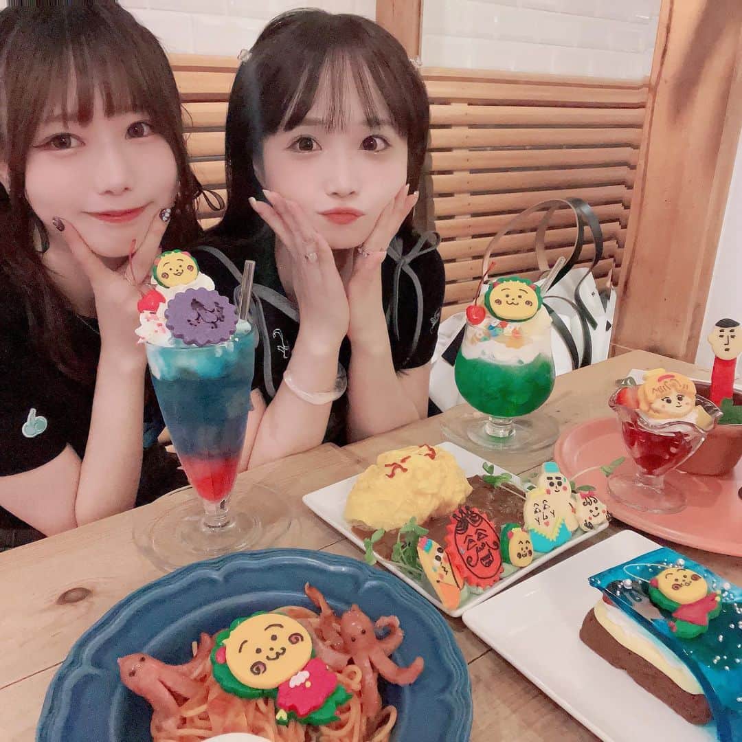 仮面ライアー217のインスタグラム：「🍴COJI-COJI × Sunday Brunch ☕️ . . . . コジコジのカフェ小豆と行ってきた~🍴 まっっっじでどのメニューも可愛すぎて天才的だったけどどれもしっかりボリュームがあるので 前後は何も食べずに行くのをおすすめさせてくれや(これ2人では結構おなかパチパチでした) 全部美味しいし可愛いし流石に癒しだった☕️ クッキーは食べきれなかったんだけど、お持ち帰りの袋いただけたからお家持って帰って食べた~🍪なんて優しい配慮… またいきたい〜❕ ゲランの顔の赤さツボだった  #コジコジ #コジコジカフェ #cojicoji #sundaybrunch #吉祥寺カフェ #吉祥寺」