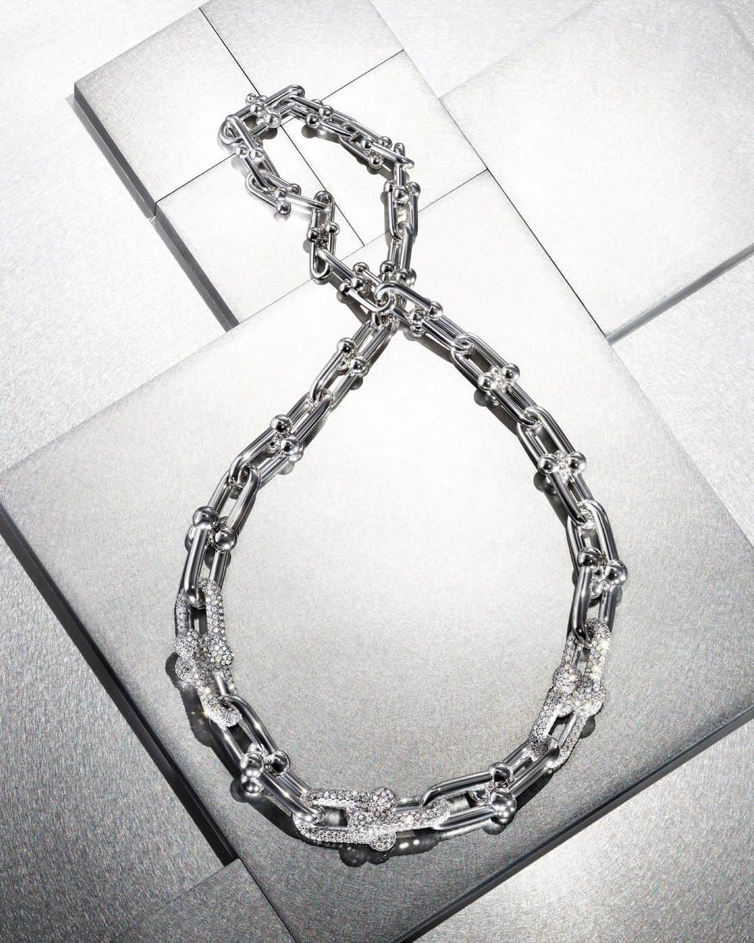 ティファニーさんのインスタグラム写真 - (ティファニーInstagram)「Nothing is more timeless than a diamond from Tiffany & Co.—even better, multiple diamonds. For exceptional designs that will take you from dusk to dawn, look no further than the Tiffany HardWear collection. Link in bio. #ThisIsTiffany #TiffanyHardWear #TiffanyAndCo」8月11日 6時59分 - tiffanyandco