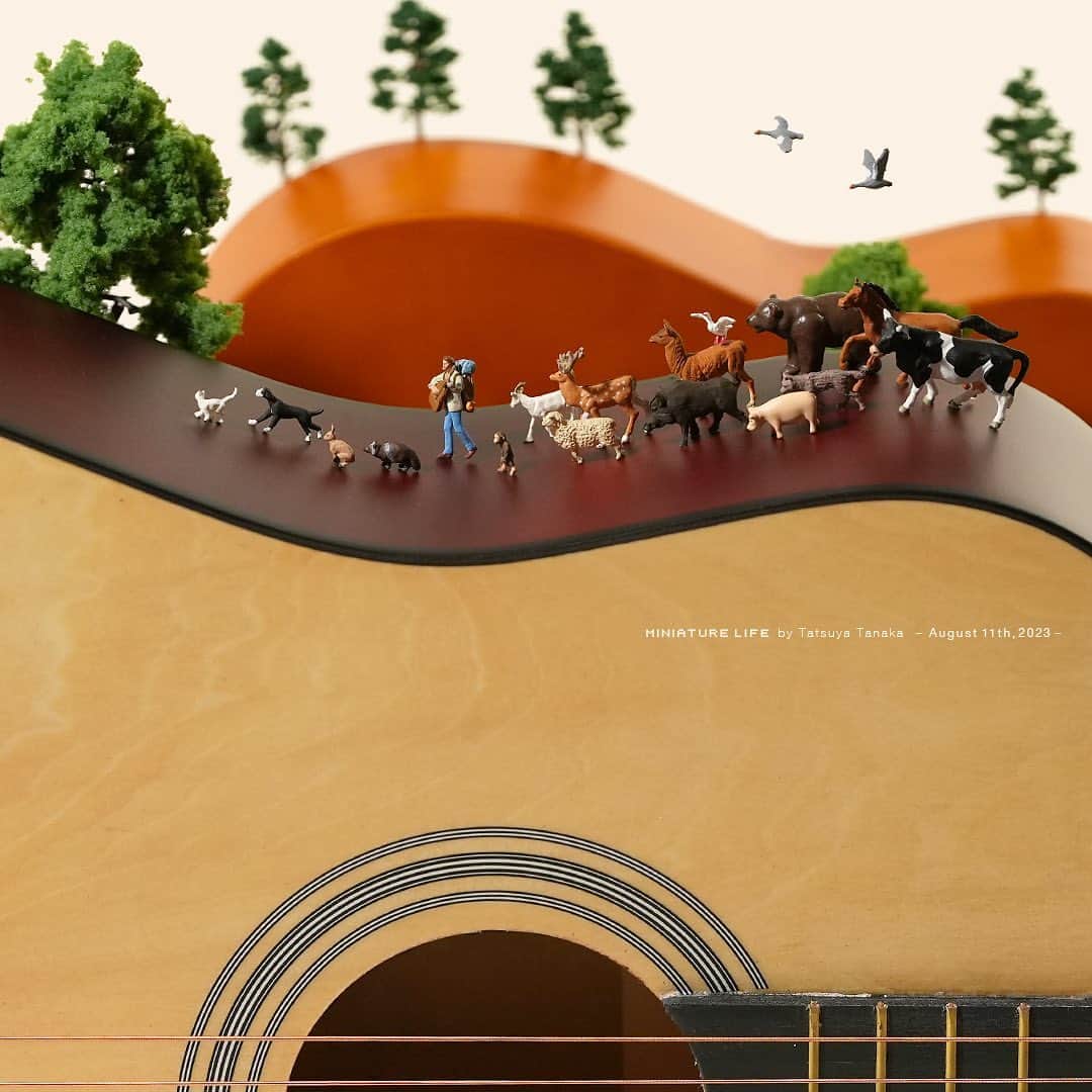 田中達也のインスタグラム：「⠀ “Guitar Mountain” ⠀ ⠀ 登山とかけて ギターの弾き語りと解く その心は、、 ⠀ ⠀ ⠀ ⠀ どちらもコード(高度)が気になります。 ⠀ 今日は #山の日 です。 ⠀ ─────────────────── 《EXHIBITION info》 ⠀ 【MINIATURE LIFE展 in 福岡・大野城】 MINIATURE LIFE EXHIBITION in Fukuoka until : Sep. 3, 2023 ⠀ 【MINIATURE LIFE展2 in 沖縄】 MINIATURE LIFE EXHIBITION 2 in Okinawa until : Sep. 3, 2023 ⠀ 【ミニチュアの視点で見る日本－田中 達也 展】 Japan from miniatures - Tatsuya Tanaka at Japan House São Paulo until : Oct. 8, 2023 ⠀ 【ミニチュアライフ 神戸エアポート】 MINIATURE LIFE × KOBE AIRPORT ⠀」