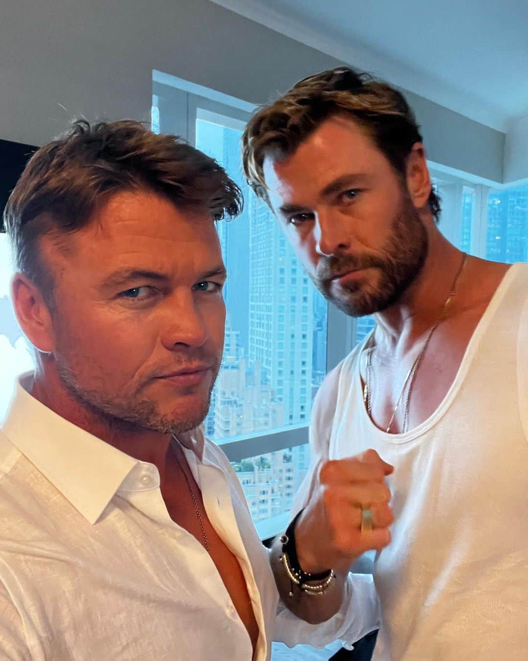 ルーク・ヘムズワースのインスタグラム：「Happy 40th to my brother, my best friend. @chrishemsworth you’re an inspiration to everyone who knows you. You are the sunlight in dark places and a shield for those who need it. Lov you mate」