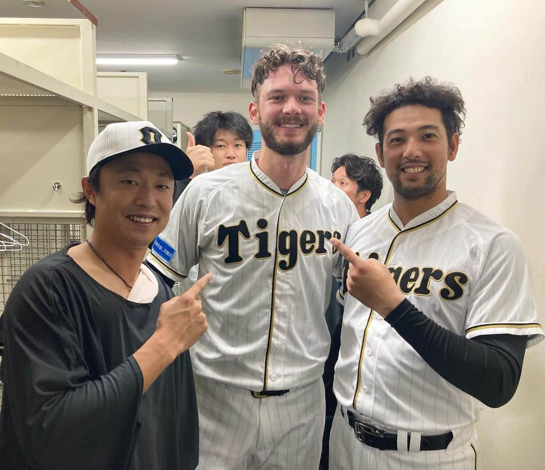 阪神タイガースさんのインスタグラム写真 - (阪神タイガースInstagram)「今日も終盤のマウンドを守り抜いたブルペン陣！加治屋選手、島本選手、ケラー選手、岩貞選手？です！ #加治屋蓮 選手 #島本浩也 選手 #カイルケラー 選手 #岩貞祐太 選手 #栗山通訳 #ナイスブルペン✨ #阪神タイガース  #伝統の一戦  #JERAセリーグ #ARE」8月10日 22時31分 - hanshintigers_official