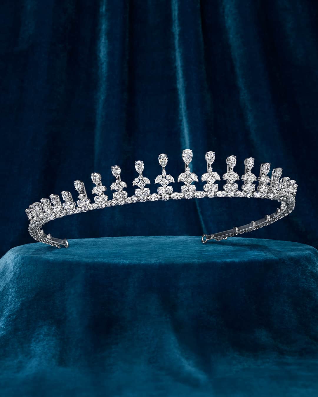 ハリー・ウィンストンのインスタグラム：「Inspired by Mr. Winston’s acquisition of the legendary Westminster tiara, the Fifth Avenue Tiara sparkles with a luminous array of 186 diamonds arranged in an exquisite halo. Tap the link in bio to learn more about the House’s Royal Adornments collection. #WinstonHighJewelry #HarryWinston」