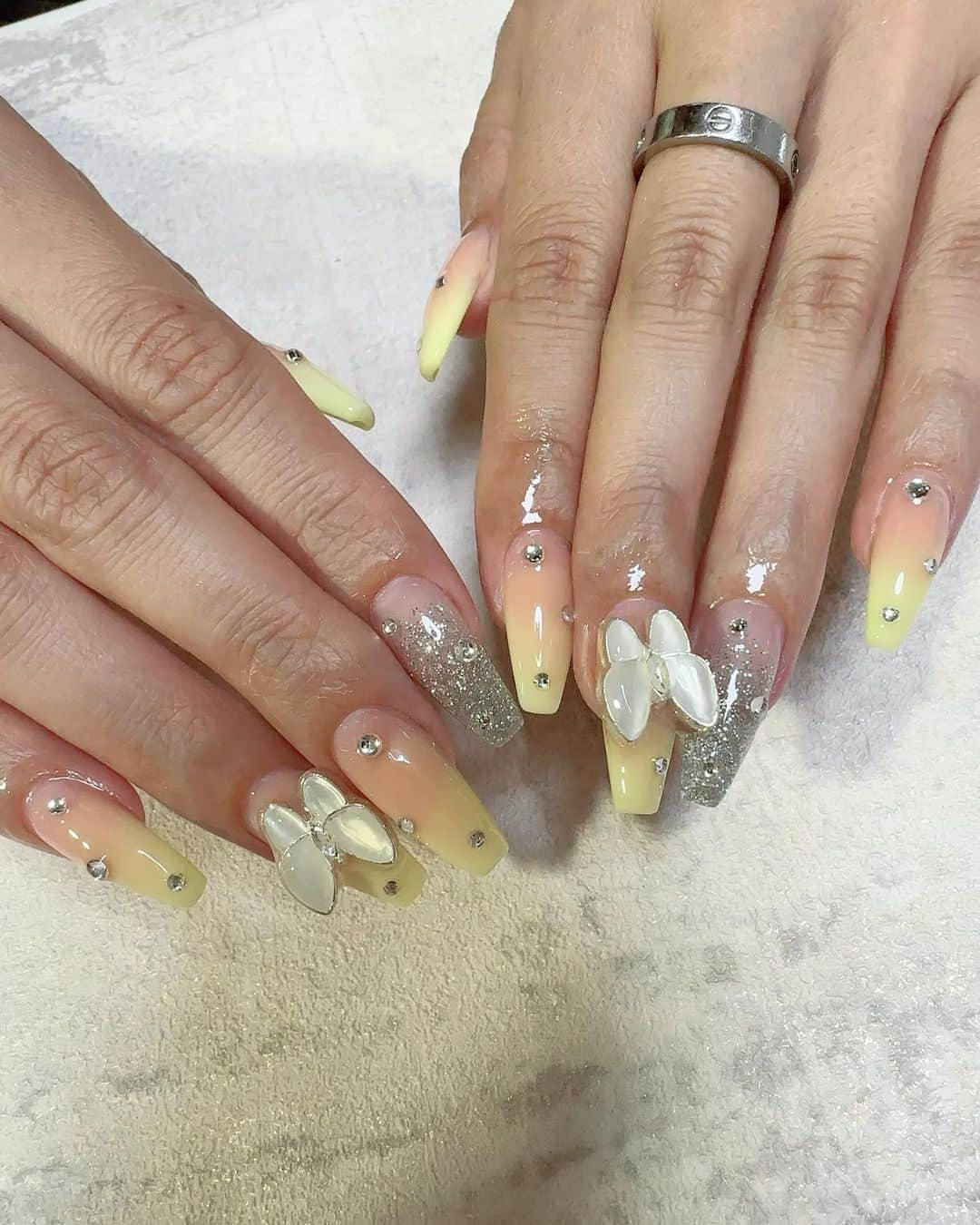 香織さんのインスタグラム写真 - (香織Instagram)「色合いめっちゃ可愛かったよ✨  #nail#スカルプ#黄色ネイル#ワンホン#ワンホンネイル#夏ネイル#蝶々ネイル#大阪ネイルサロン#岸和田ネイルサロン」8月10日 22時23分 - kaorin47