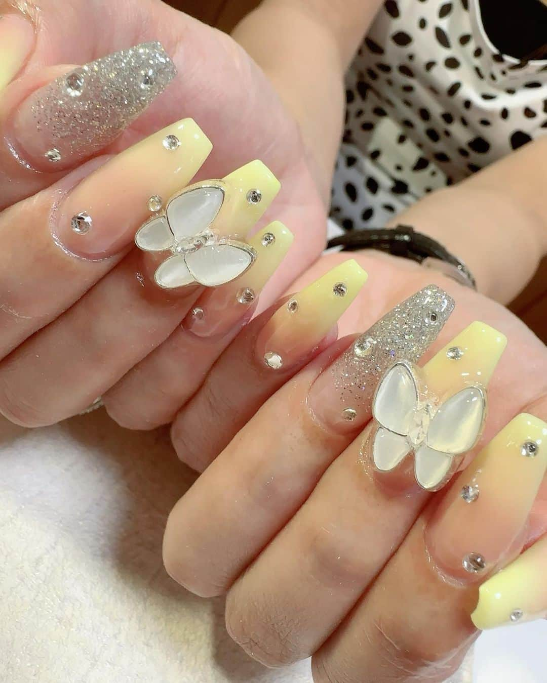 香織さんのインスタグラム写真 - (香織Instagram)「色合いめっちゃ可愛かったよ✨  #nail#スカルプ#黄色ネイル#ワンホン#ワンホンネイル#夏ネイル#蝶々ネイル#大阪ネイルサロン#岸和田ネイルサロン」8月10日 22時23分 - kaorin47