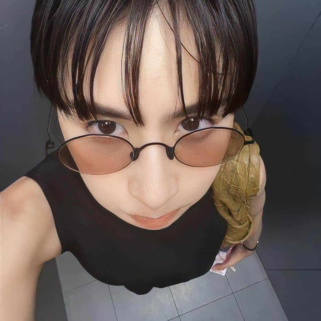 ラブリのインスタグラム：「野菜生活を左手に、良き週末を」